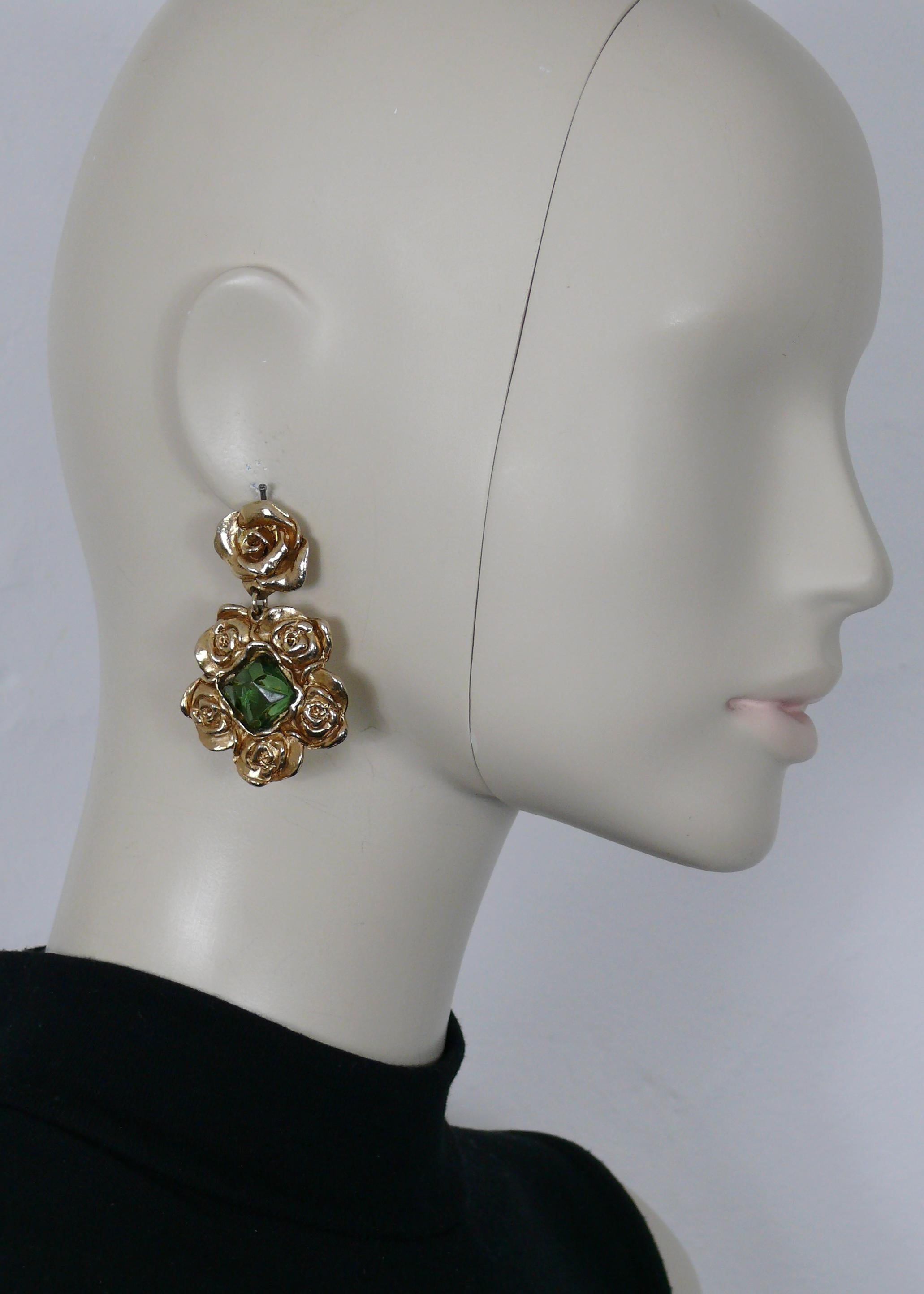 LA ROSE POURPRE Paris vintage gold tone floral dangling earrings (clip-on) embellished with a green resin cabochon.

Embossed LA ROSE POURPRE Paris.

Indicative measurements : height approx. 6 cm (2.36 inches) / max width approx. 3.8 cm (1.50