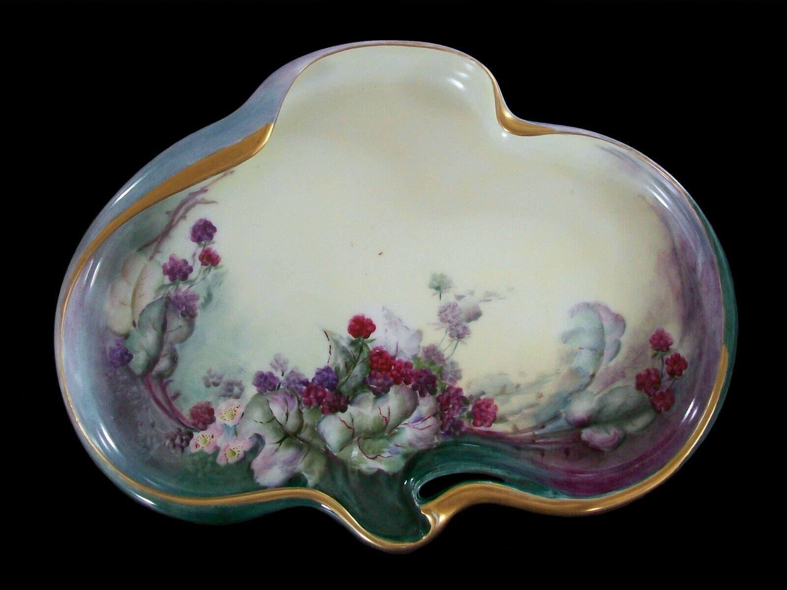 LA SEYNIE - Fine antique Limoges ceramic cabinet tray - hand painted in the Art Nouveau style - featuring a display of raspberries with flowers and leaves - gilded edge - back stamp / signed - France - circa 1910.

Excellent antique condition - no