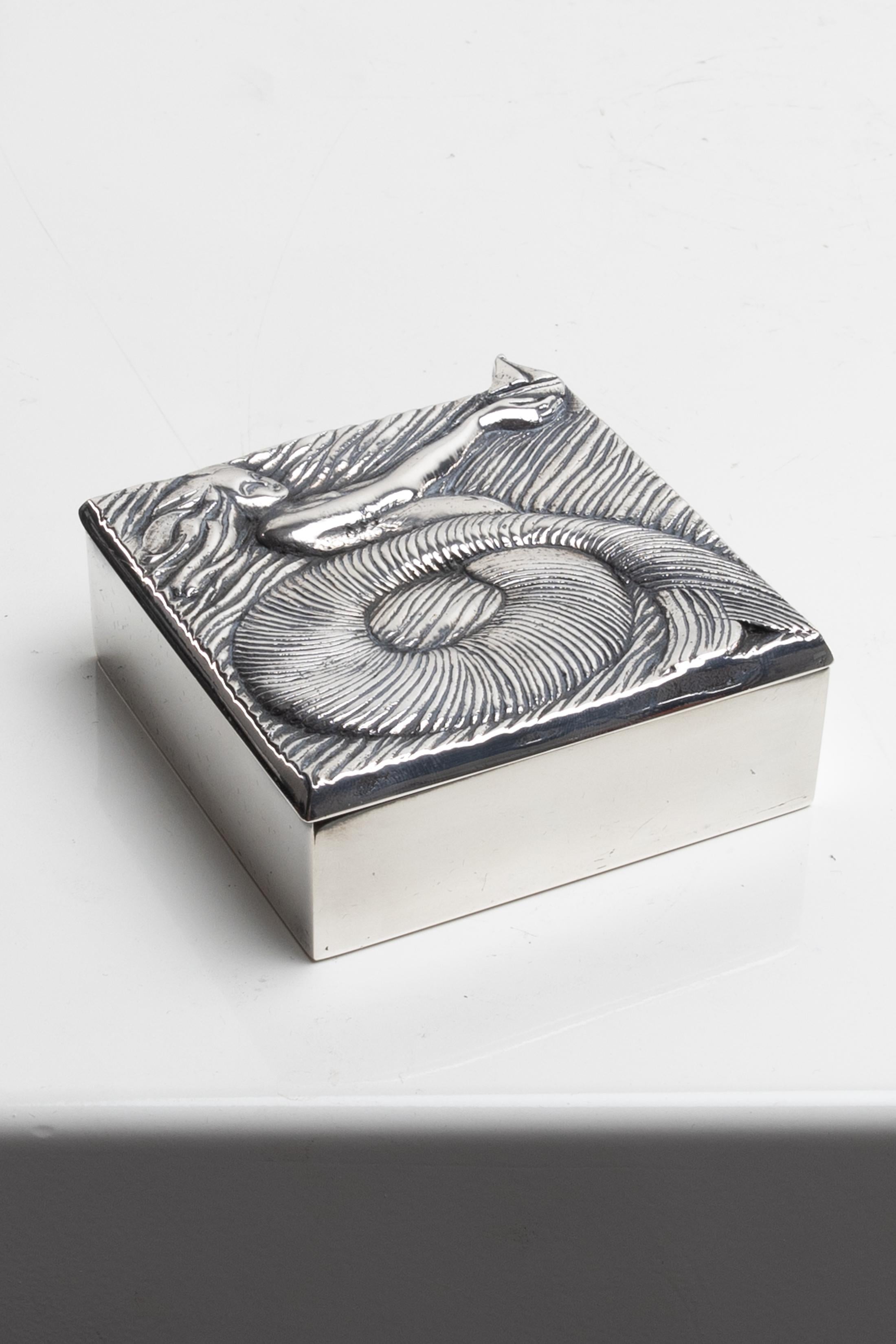 La Sirène au Bateau (The mermaid with the boat) by Line Vautrin, silvered bronze box.
Silvered bronze box whose lid is decorated with a Mermaid carrying a boat at arm’s length.
This rare box, icon of the artist’s work, presents a very important