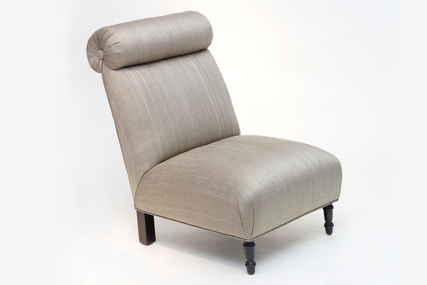 Chaise sur mesure de BoBo Atelier.<br />
La finition du bois et le travail de rembourrage sur mesure sont inclus dans le prix de chaque chaise.<br />
Le client fournit le tissu (COM)