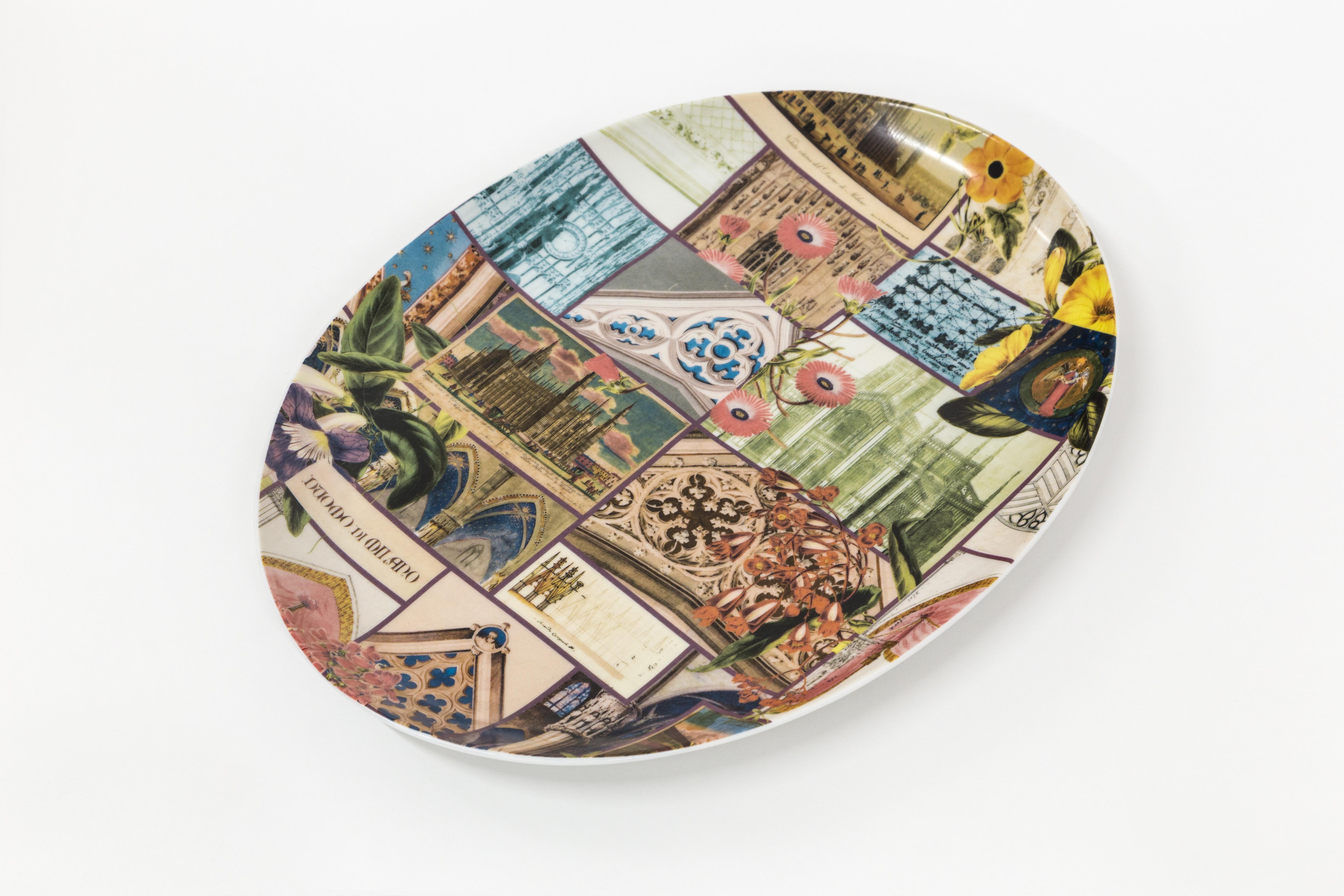 Dieses ovale Tablett (28x38cm) ist Teil der Kollektion La Storia Infinita von Grand Tour by Vito Nesta. Die klassische und vielseitige Form ist ein Muss in jedem Haus, um einen Tisch zu schmücken oder eine Wand zu verschönern. Diese in