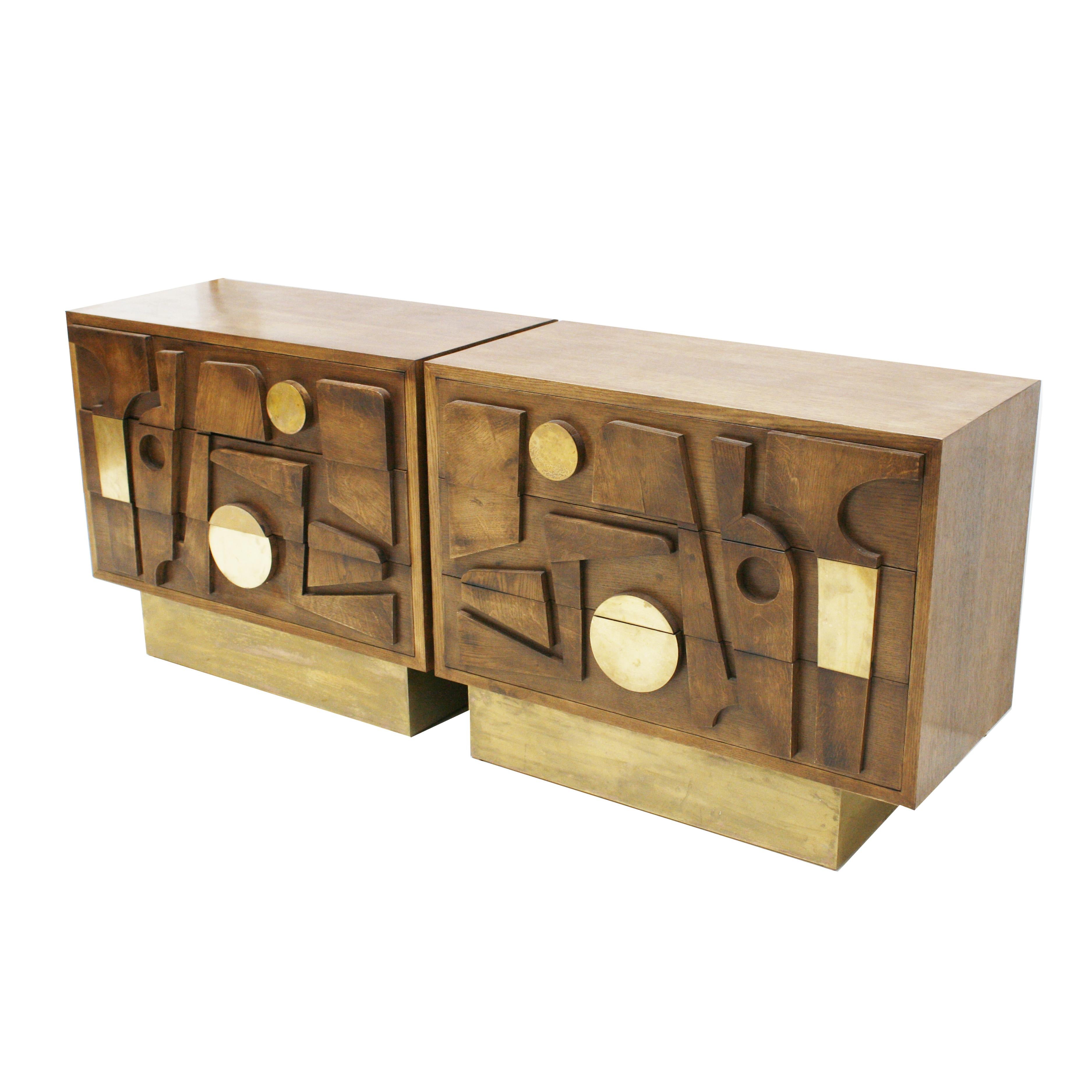 Un impressionnant buffet à deux sections conçu par I.A. Studio Interiorismo dans le style Brutalisme, inspiré par le designer et sculpteur américain Paul Evans (1931-1987). Composé de six tiroirs en bois de chêne massif avec des détails géométriques