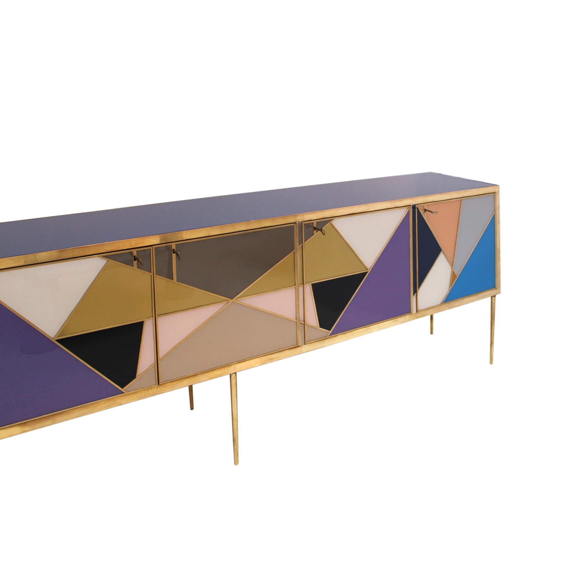 Metà XX secolo Credenza italiana in vetro colorato e ottone di L.A. Studio in vendita