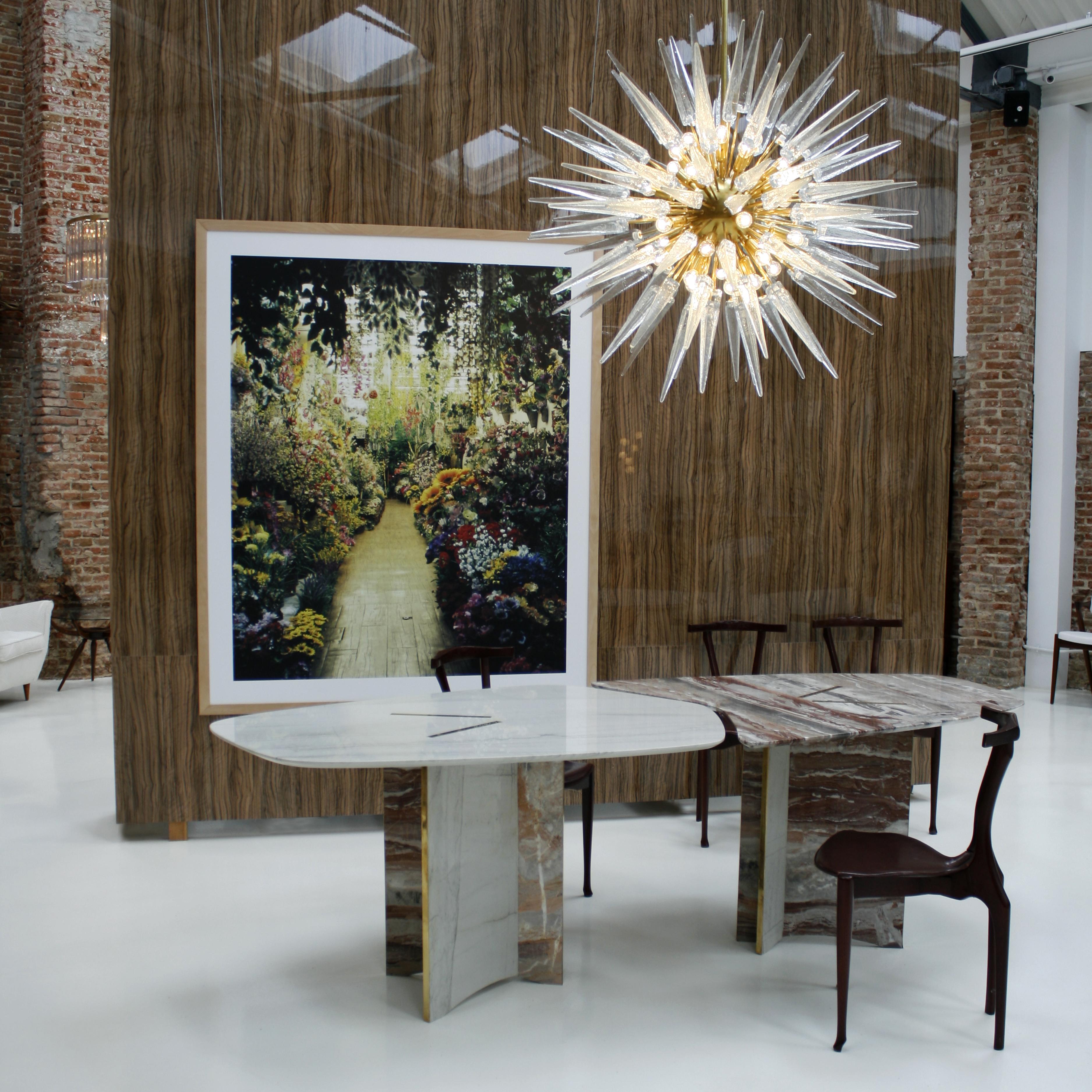 I.A. Studio Contemporary Table de salle à manger italienne moderne en marbre et laiton en vente 4