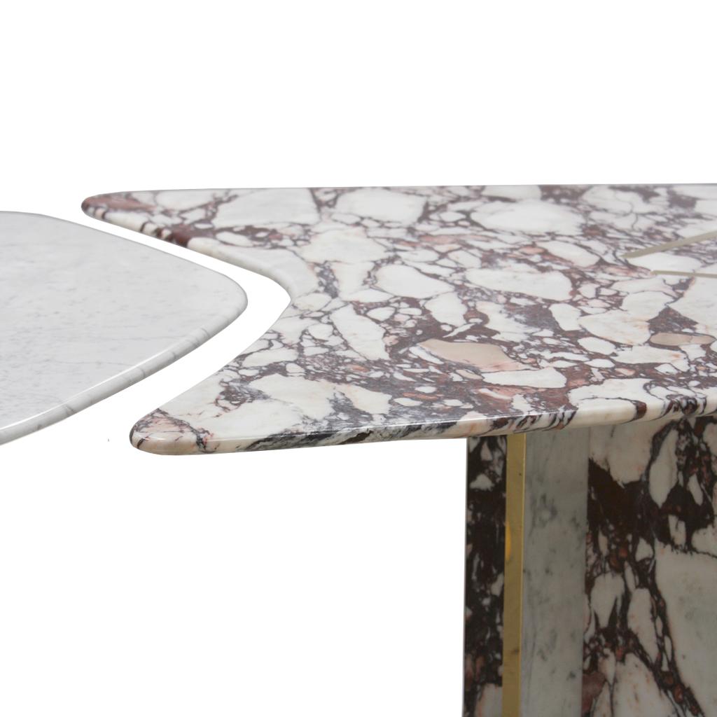 I.A. Studio Contemporary Table de salle à manger italienne moderne en marbre et laiton en vente 1
