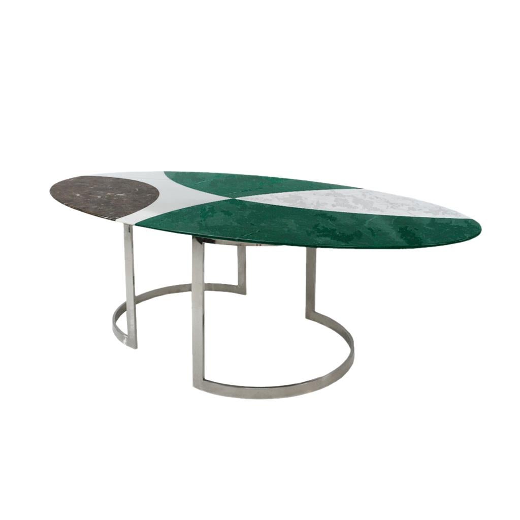 Table de salle à manger contemporaine conçue par I.A. Studio, composée de deux bases sculpturales en acier et d'un superbe plateau en différents marbres spéciaux : blanc de Carrare, vert indien, gris Macael et brun Emperador. Production