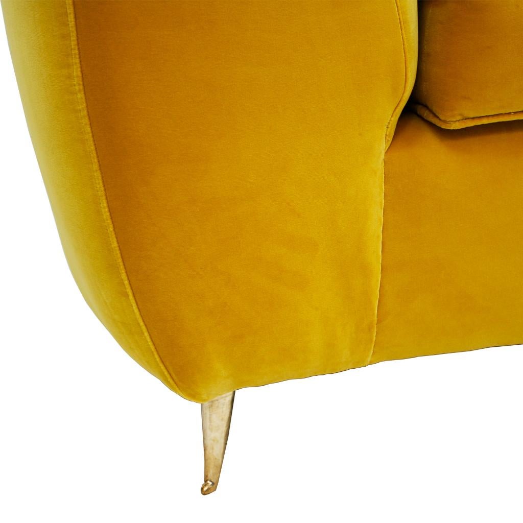 L.A. Studio Gebogenes gelbes Sofa mit sechs Sitzen, hergestellt in Italien (Messing) im Angebot