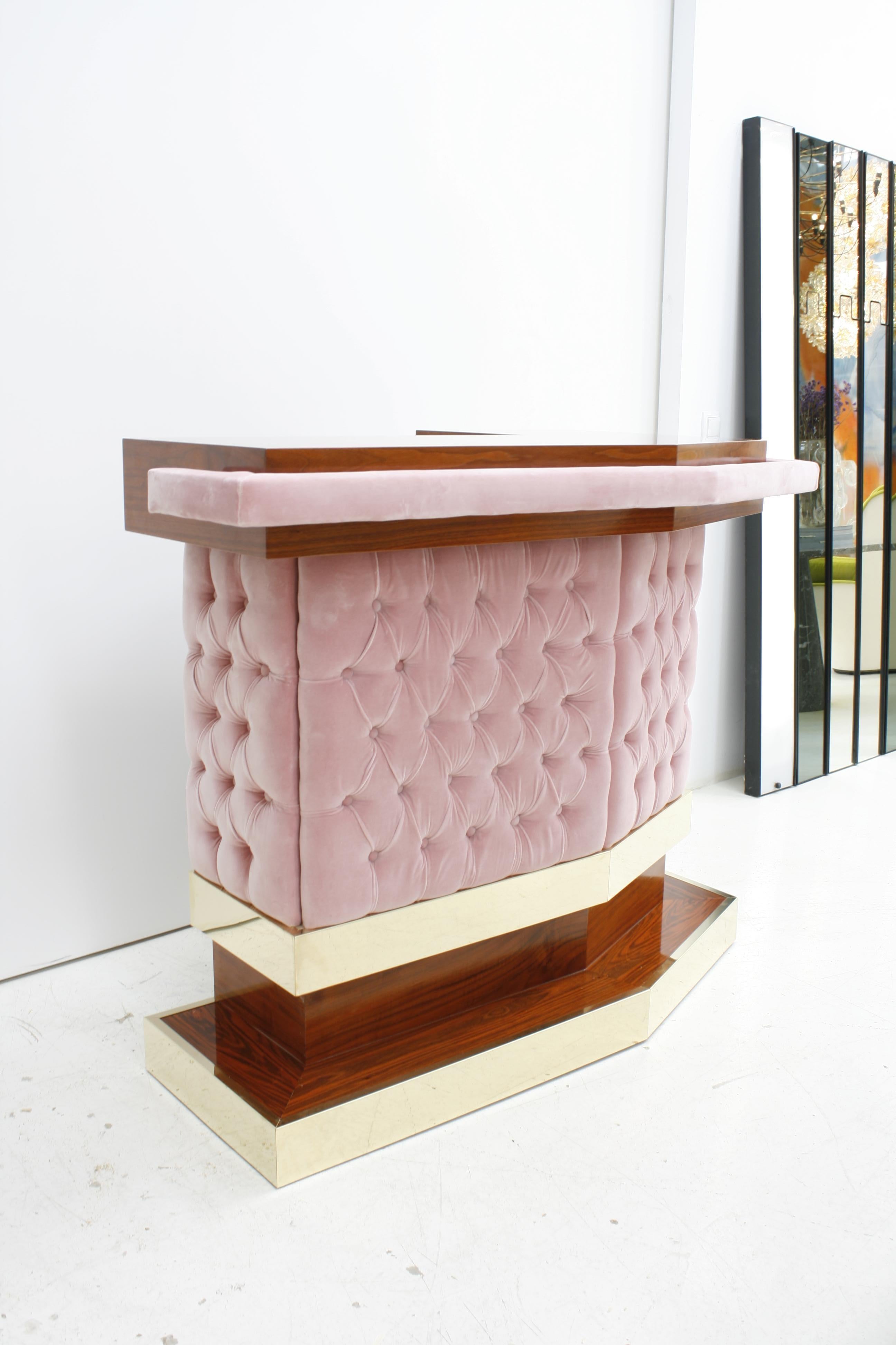 L.A. Studio Interiorismo Mostrador de bar tapizado en madera maciza y terciopelo de algodón en venta 4