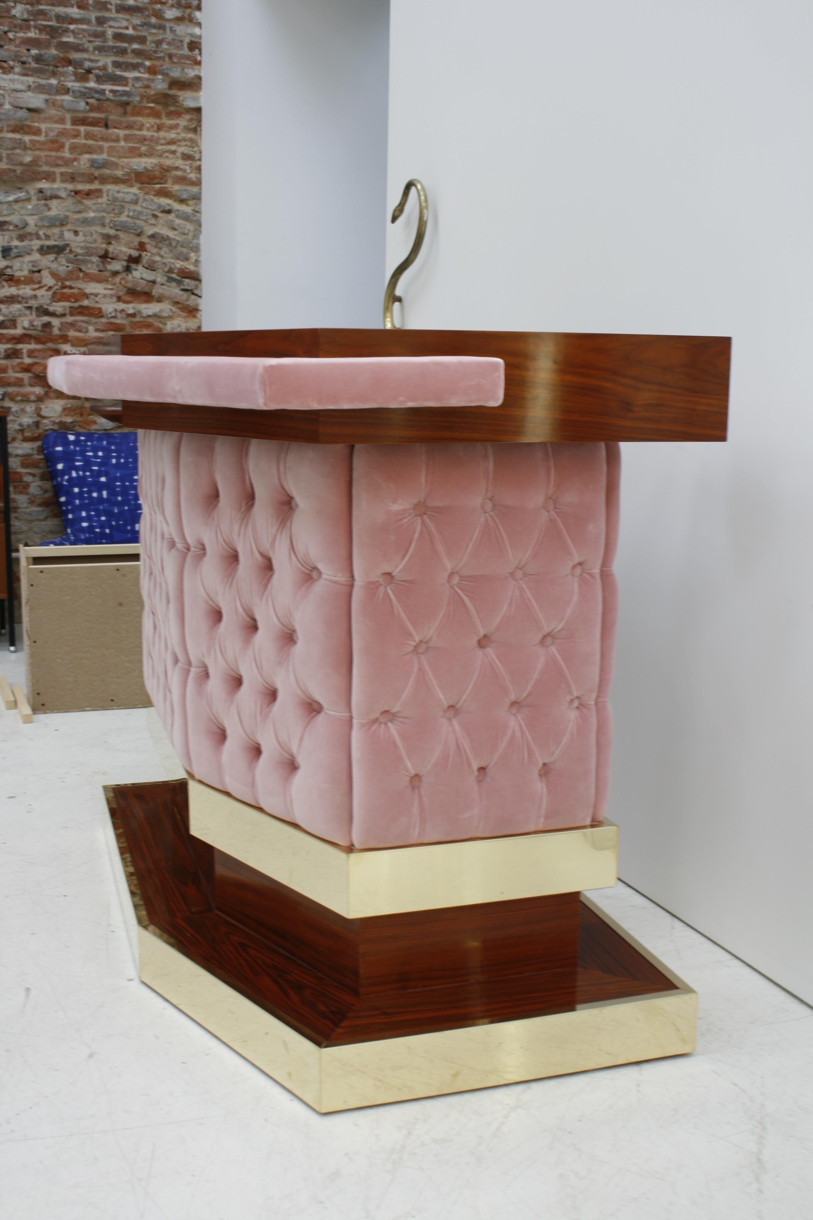 L.A. Studio Interiorismo Mostrador de bar tapizado en madera maciza y terciopelo de algodón en venta 5