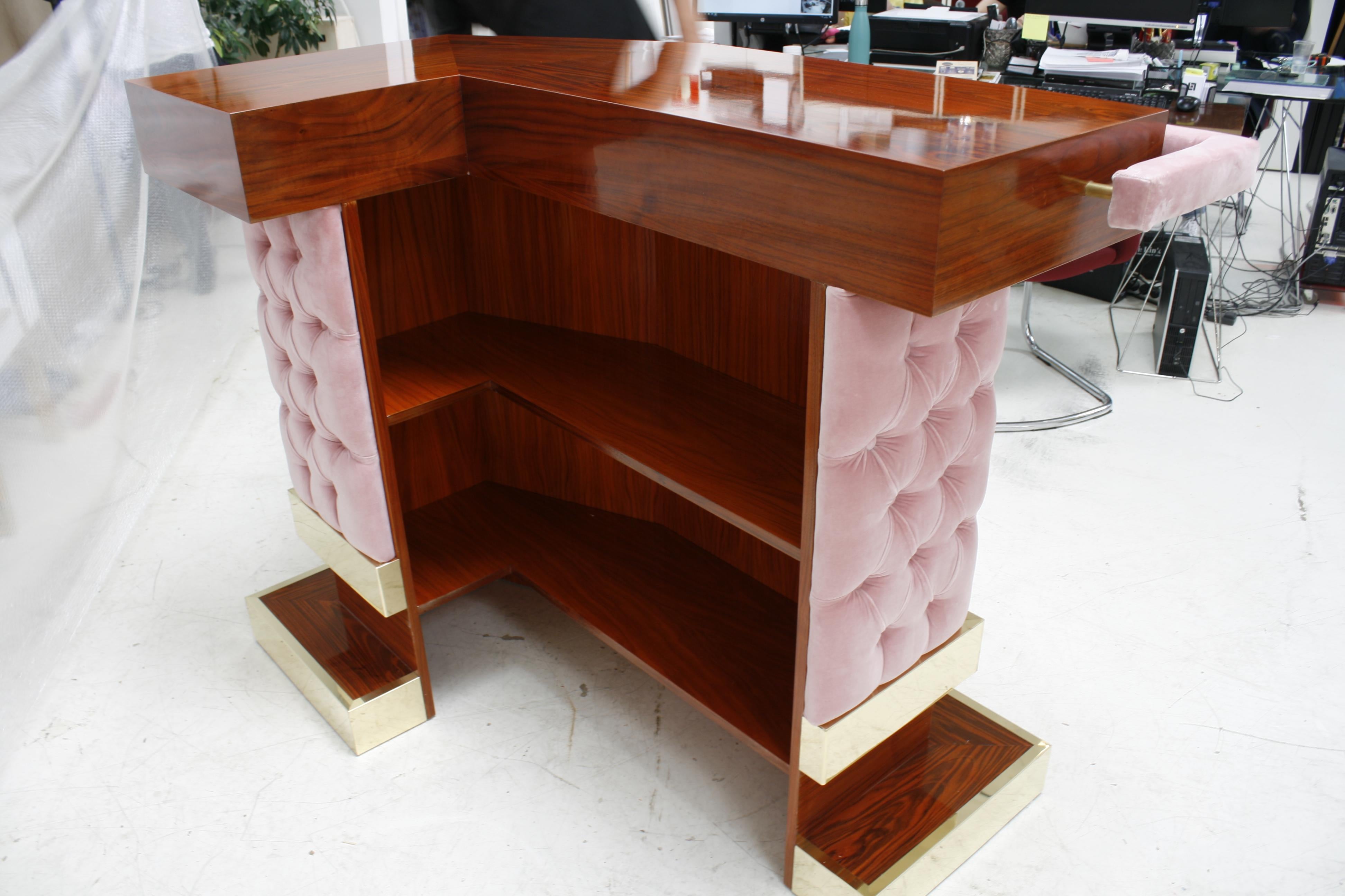 L.A. Studio Interiorismo Mostrador de bar tapizado en madera maciza y terciopelo de algodón en venta 6