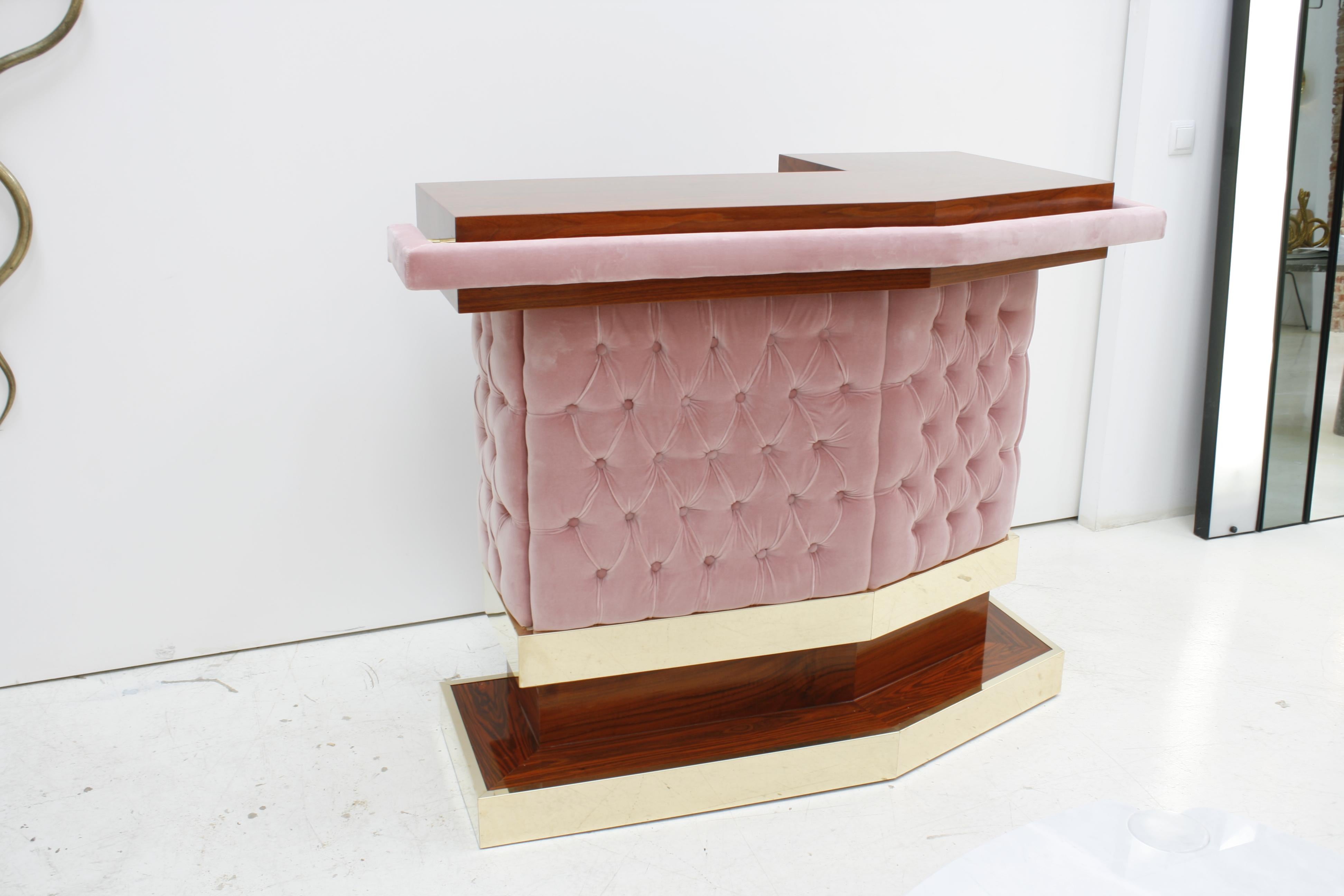 L.A. Studio Interiorismo Mostrador de bar tapizado en madera maciza y terciopelo de algodón en venta 7