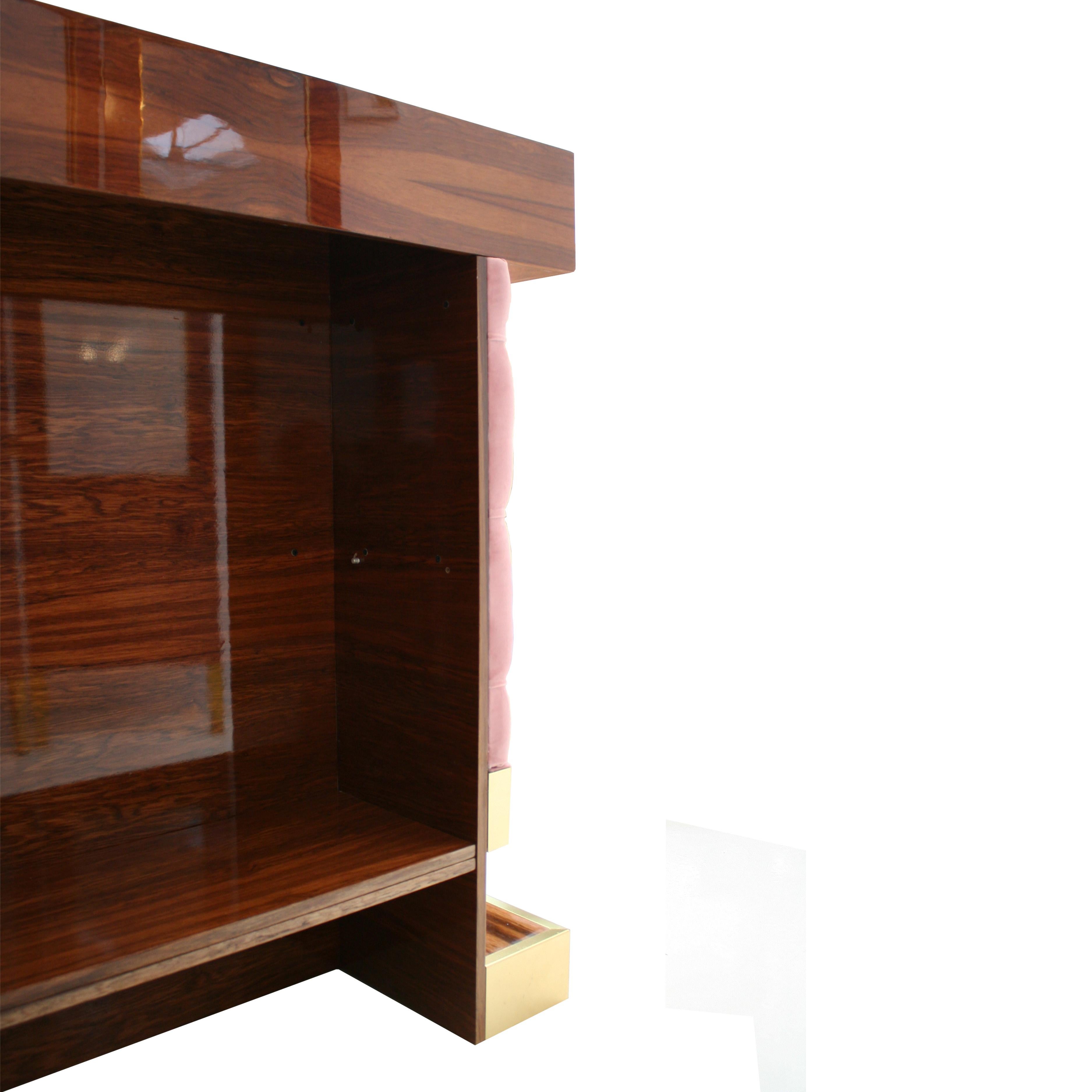 Laiton Counter de bar tapissé de bois massif et de velours de coton L.A. Studio Interiorismo en vente