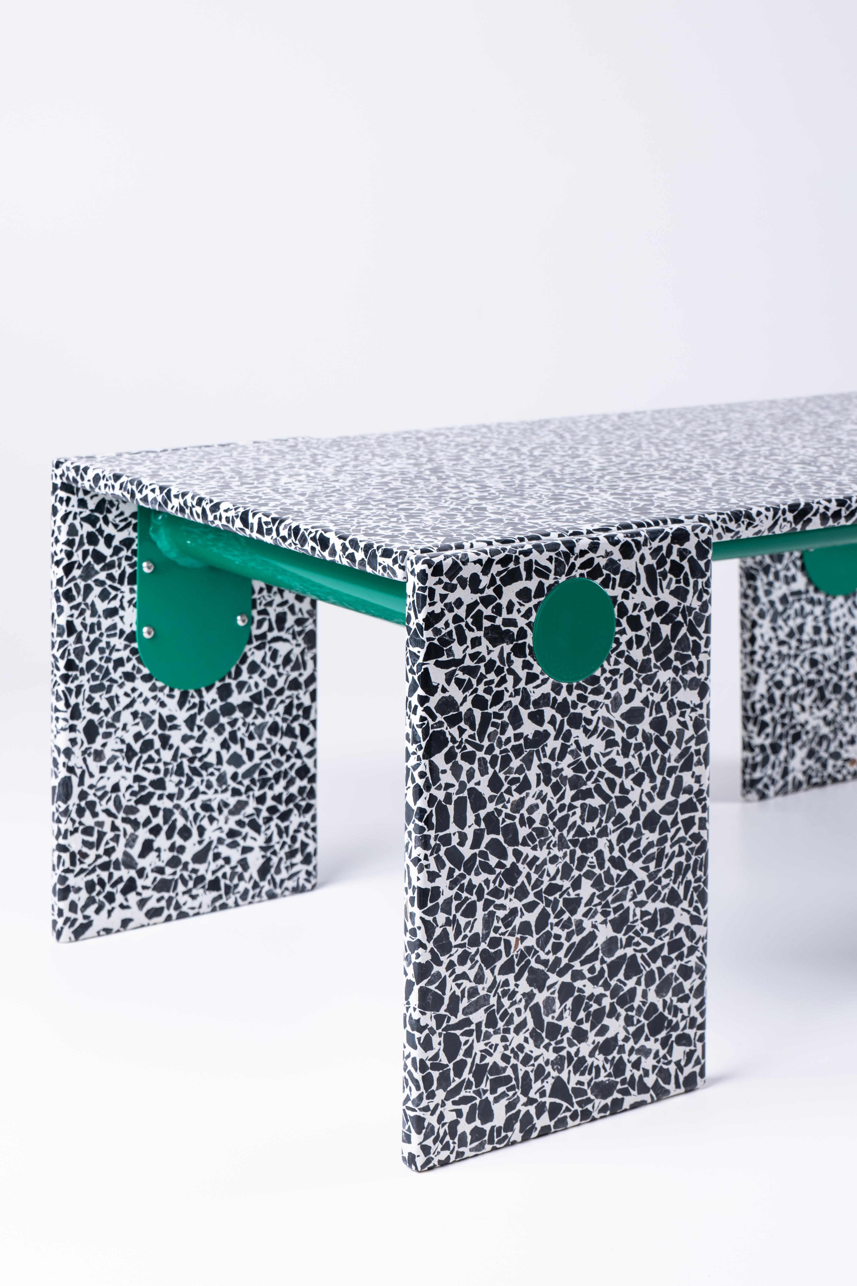 La Table Basse est une table basse sculpturale en terrazzo conçue par l'architecte Anthony Authié, fondateur du studio parisien Zyva, et fabriquée par Mosaic Factory. Fruit d'une collaboration audacieuse, il réimagine le terrazzo au-delà de ses