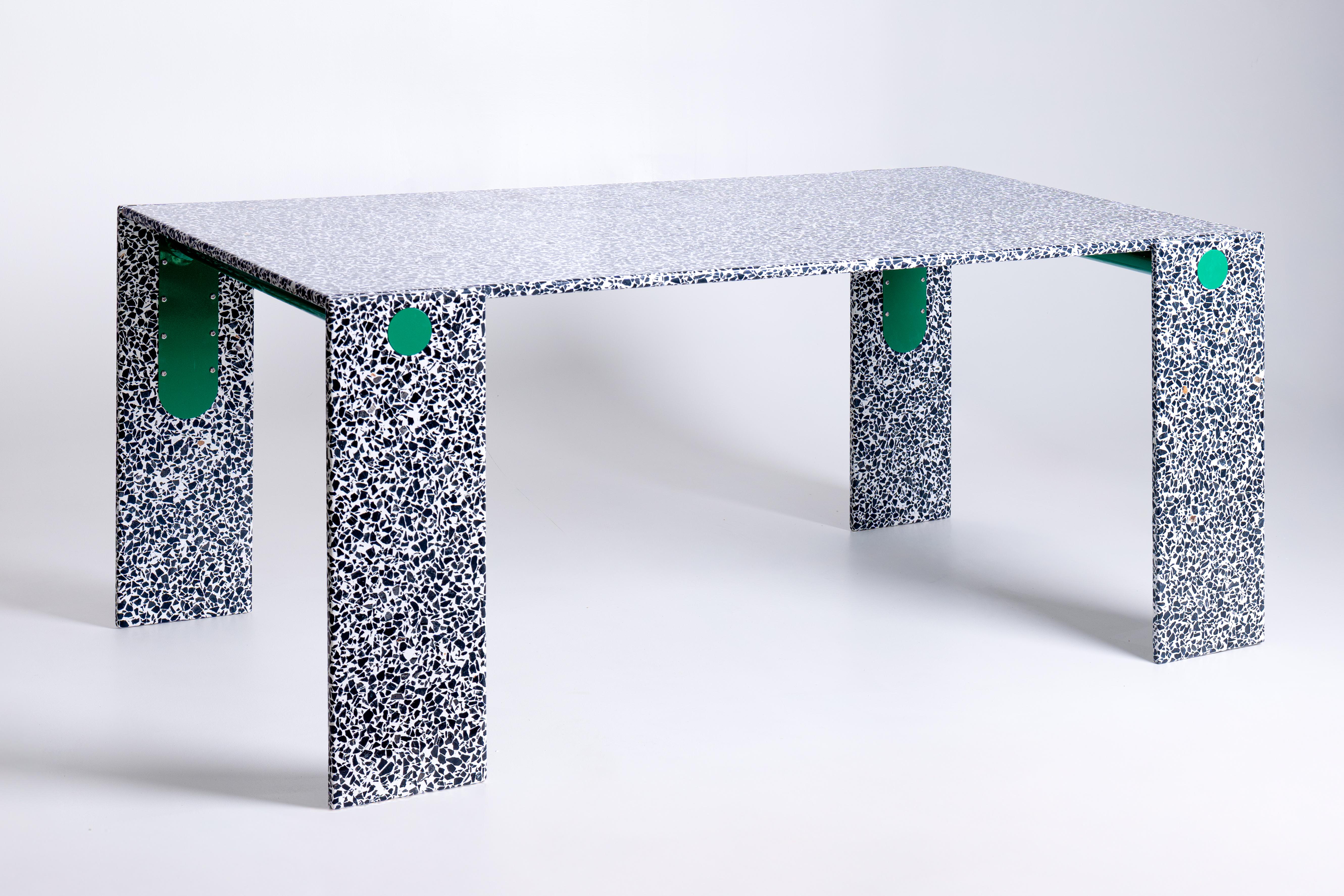La Table est une table de salle à manger sculpturale en terrazzo conçue par l'architecte Anthony Authié, fondateur de Zyva Studio, basé à Paris, et fabriquée par Mosaic Factory. Fruit d'une collaboration audacieuse, il réimagine le terrazzo au-delà
