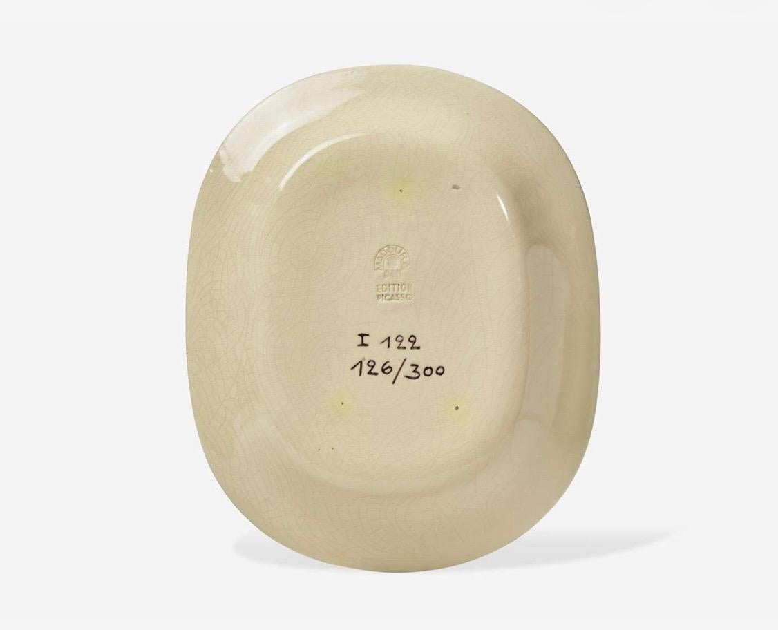 La Tête de Faune di Pablo Picasso (A.R. 51), creata nel 1948 presso il rinomato Studio Pottery, esemplifica la capacità dell'artista di trasformare la ceramica in opere d'arte espressive. Questo pezzo, che fa parte della celebre serie Édition