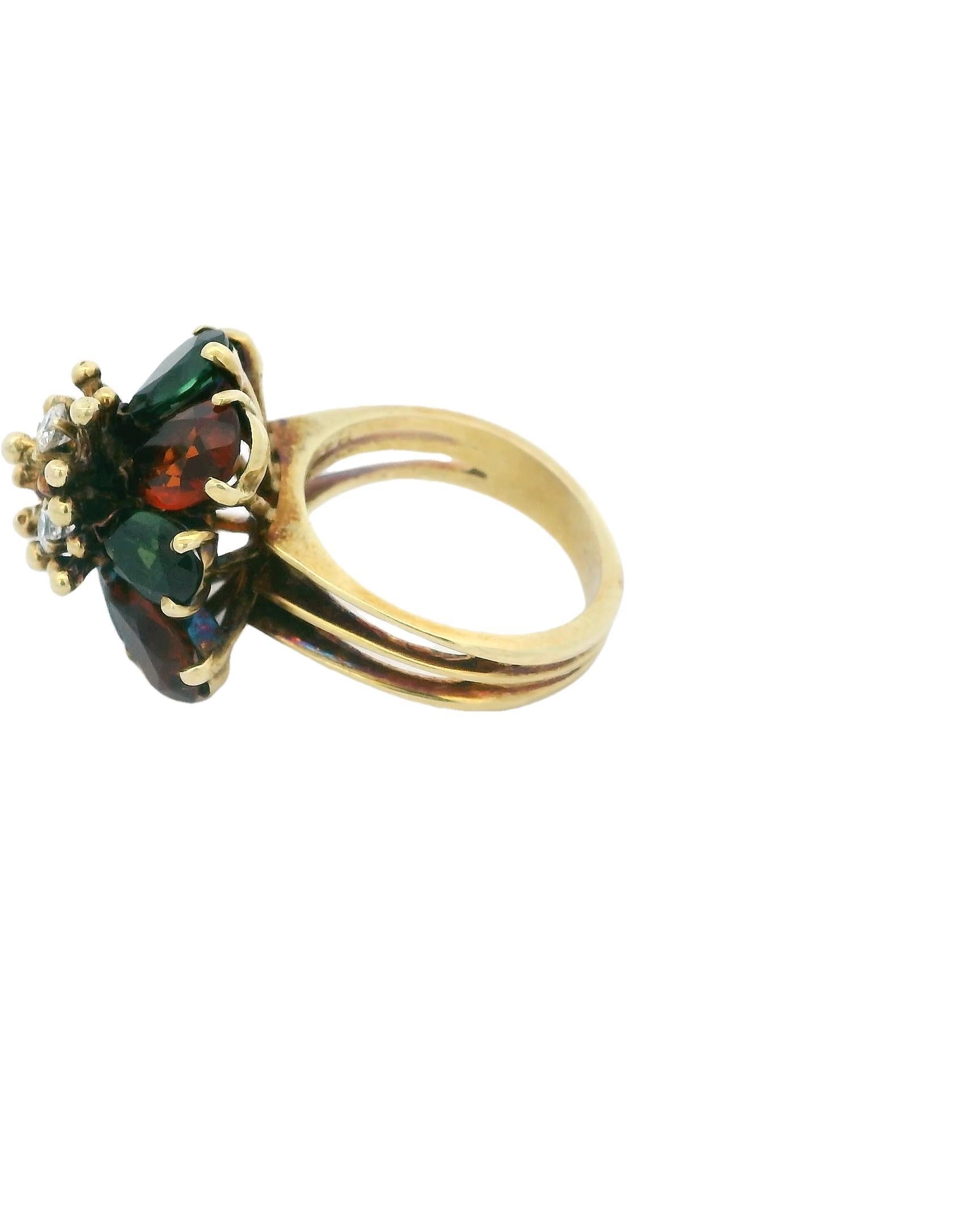 Prova l'eleganza degli anni '60 con il nostro squisito anello La Triomphe, realizzato negli Stati Uniti.

Questo affascinante pezzo, incastonato in oro 14 carati, presenta una vibrante composizione di gemme. Il design presenta un'armoniosa miscela