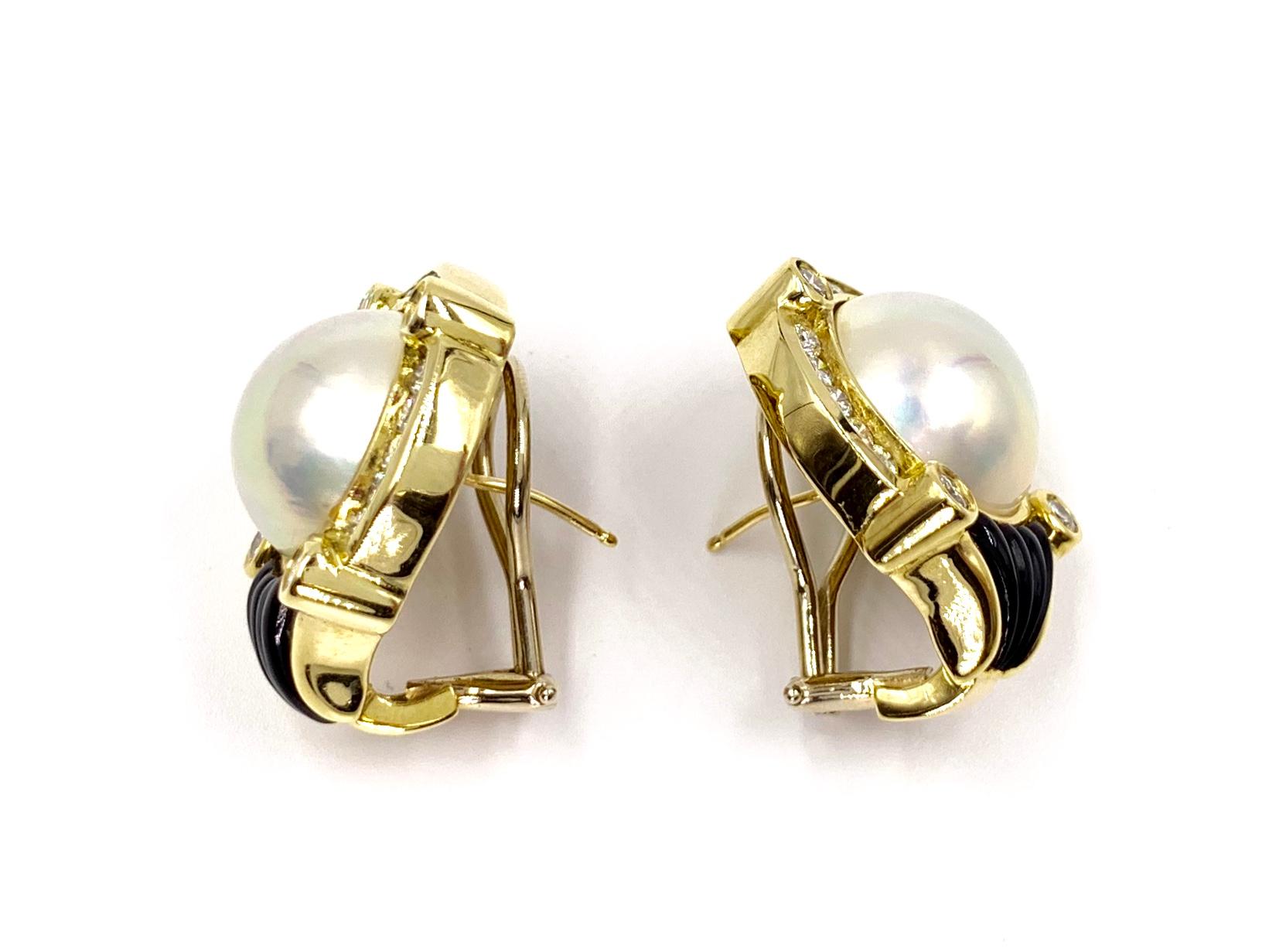 Women's La Triomphe 18 Karat Diamond, Pearl and Onyx Button Earrings