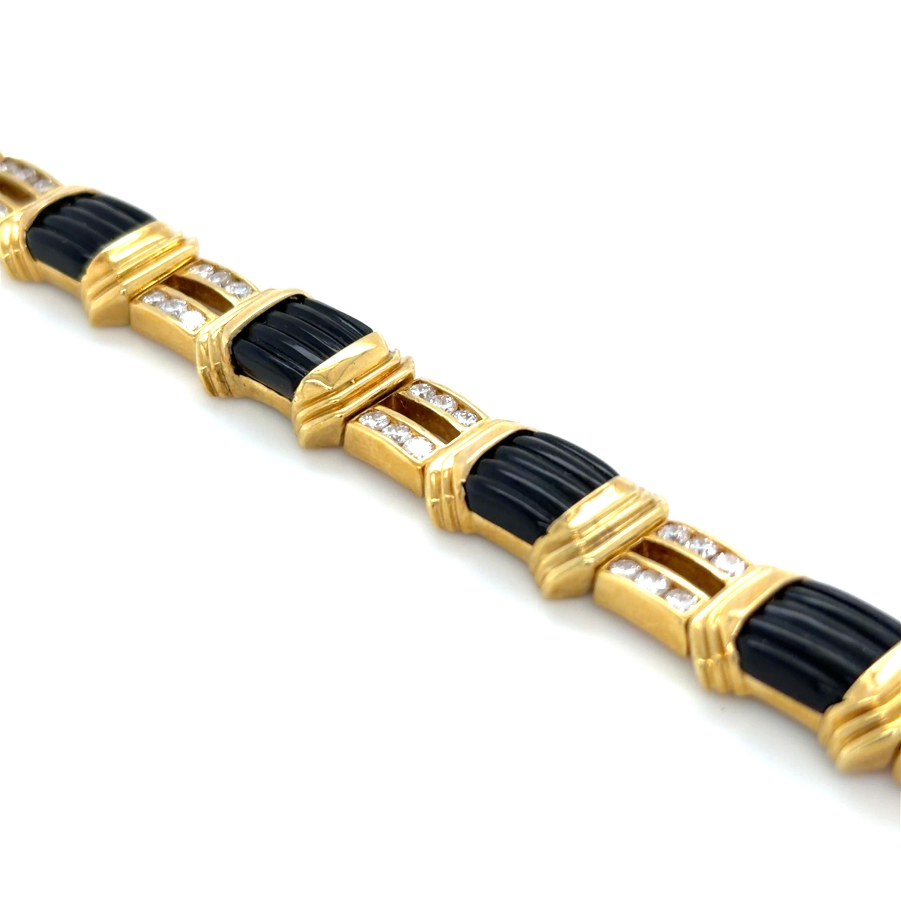 La Triomphe, bracelet en or jaune 18 carats, onyx et diamants Excellent état - En vente à Chicago, IL