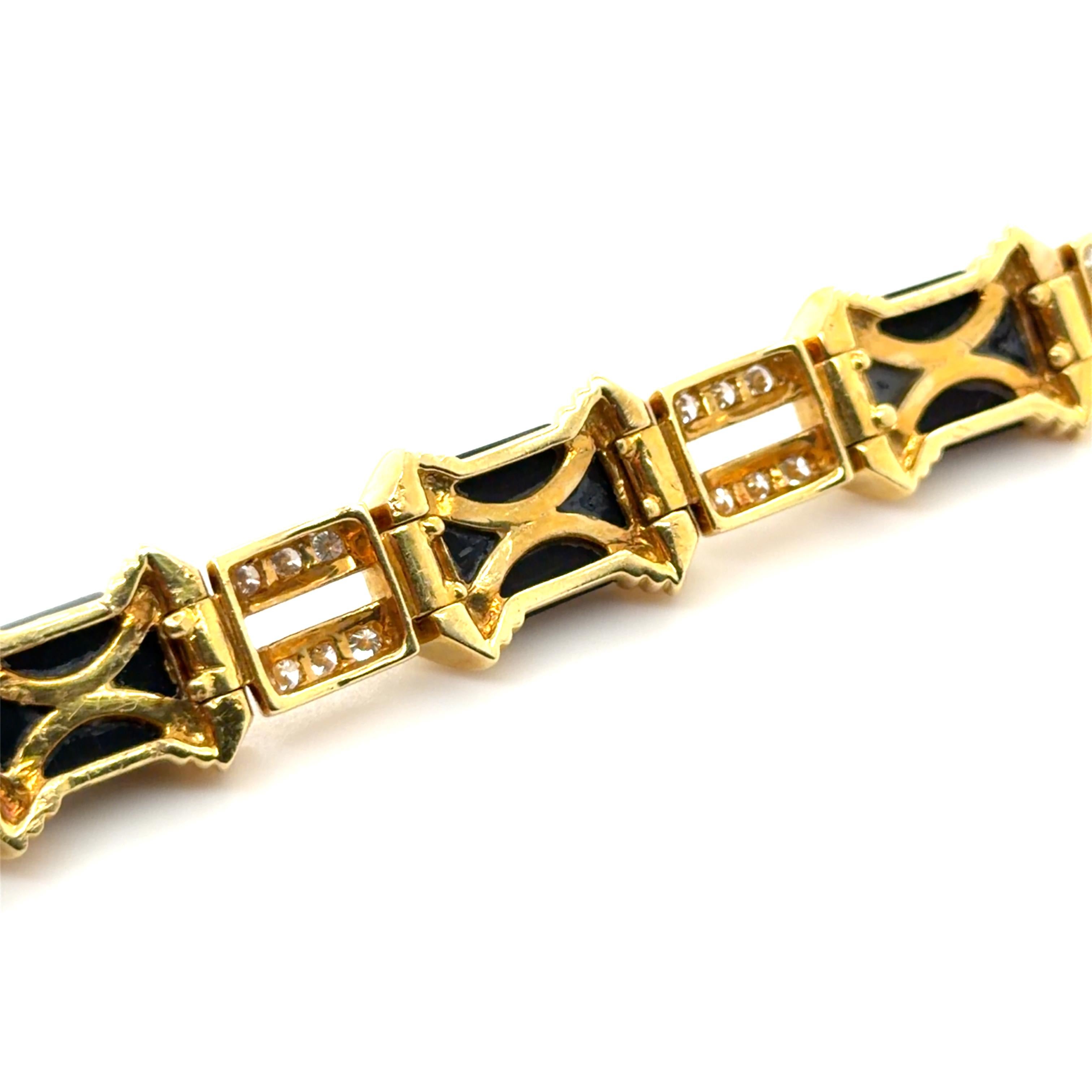 La Triomphe, bracelet en or jaune 18 carats, onyx et diamants Pour femmes en vente