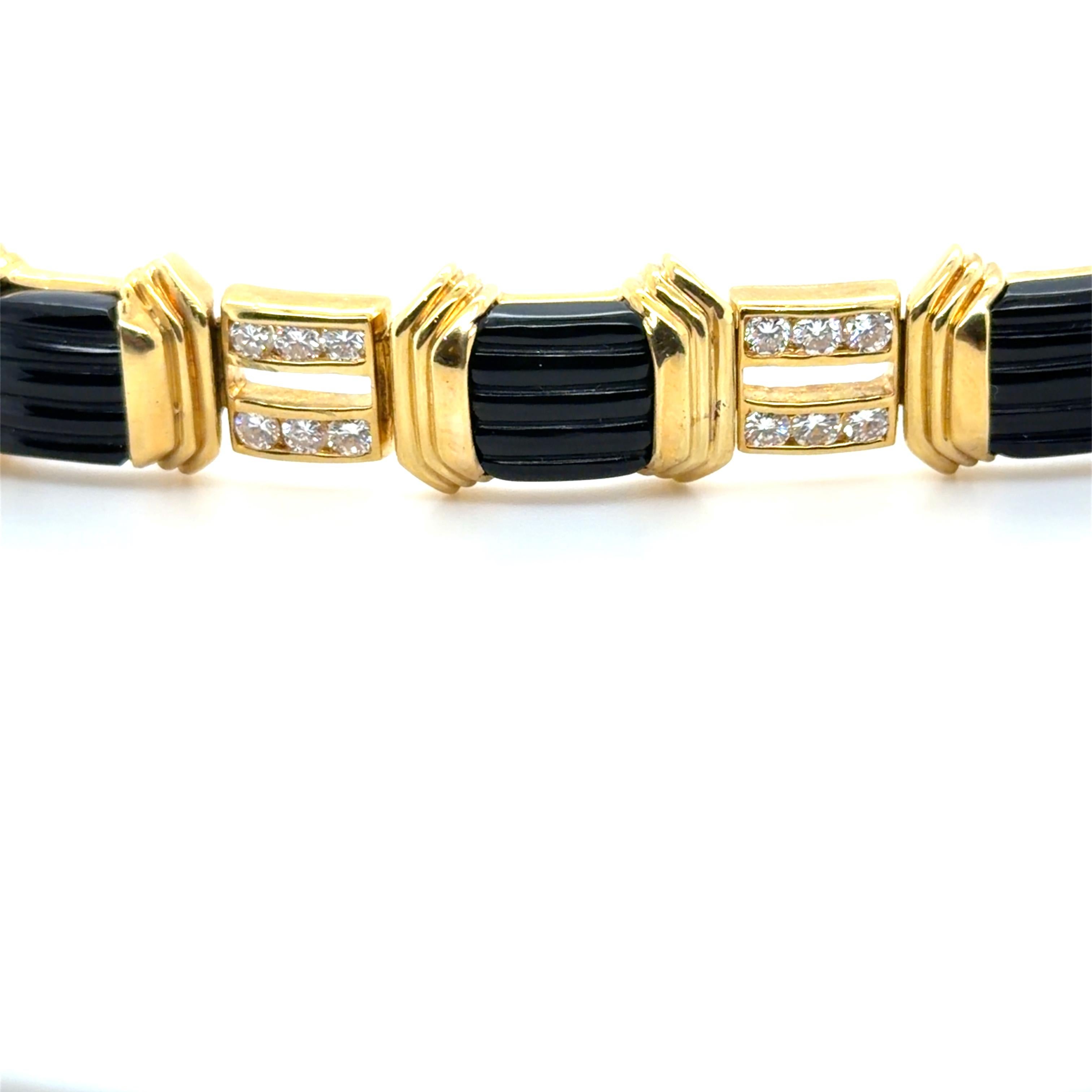 La Triomphe, bracelet en or jaune 18 carats, onyx et diamants en vente 1