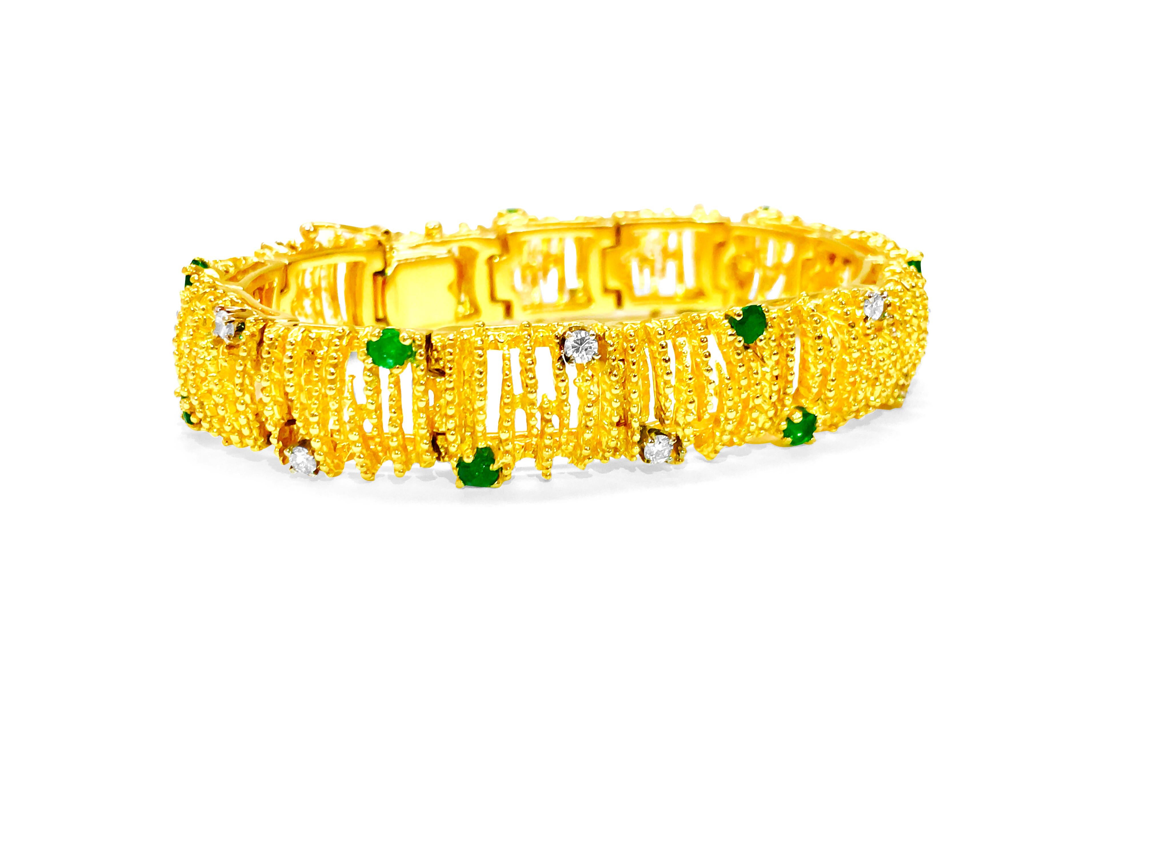 Un beau bijou fabriqué par La Triomphe ! Il s'agit d'une bague en or jaune 18 carats, ornée d'une émeraude colombienne de forme ronde pesant 1,00 carat. Les diamants de la bague totalisent également 1,00 carat et ont une pureté VS, avec une couleur