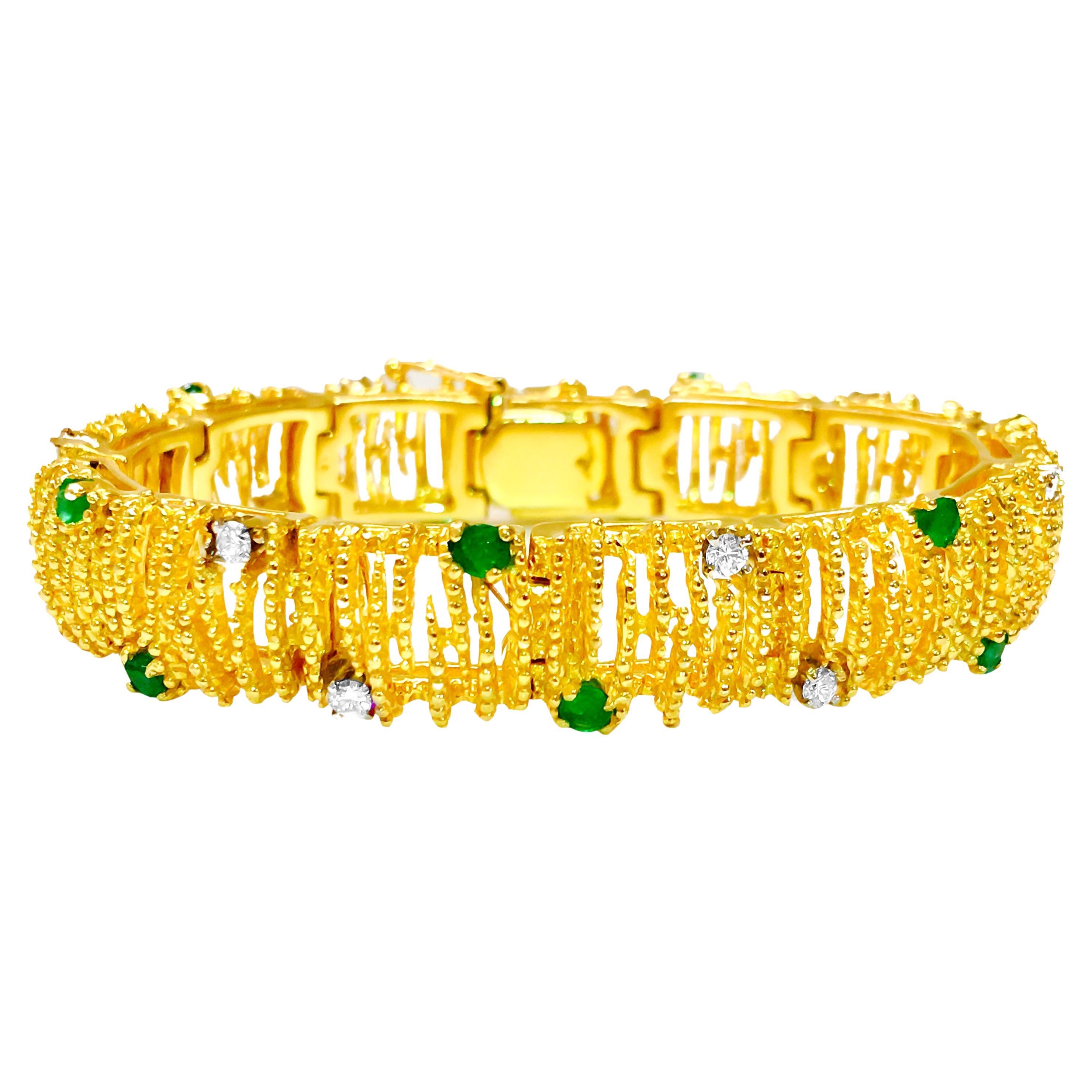 Bracelet La Triomphe en or 18 carats avec diamants et émeraudes en vente