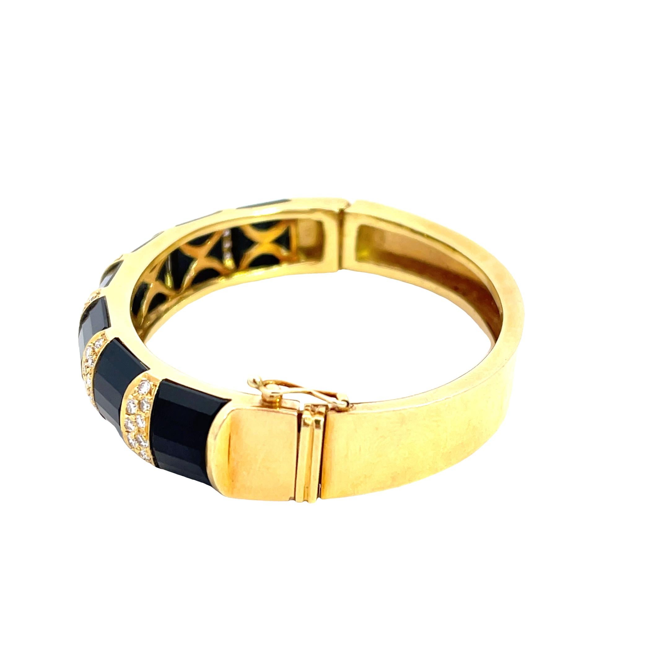 La Triomphe 18K Yellow Gold 2/1ctw Diamond Onyx Bangle In Excellent Condition For Sale In New York, NY