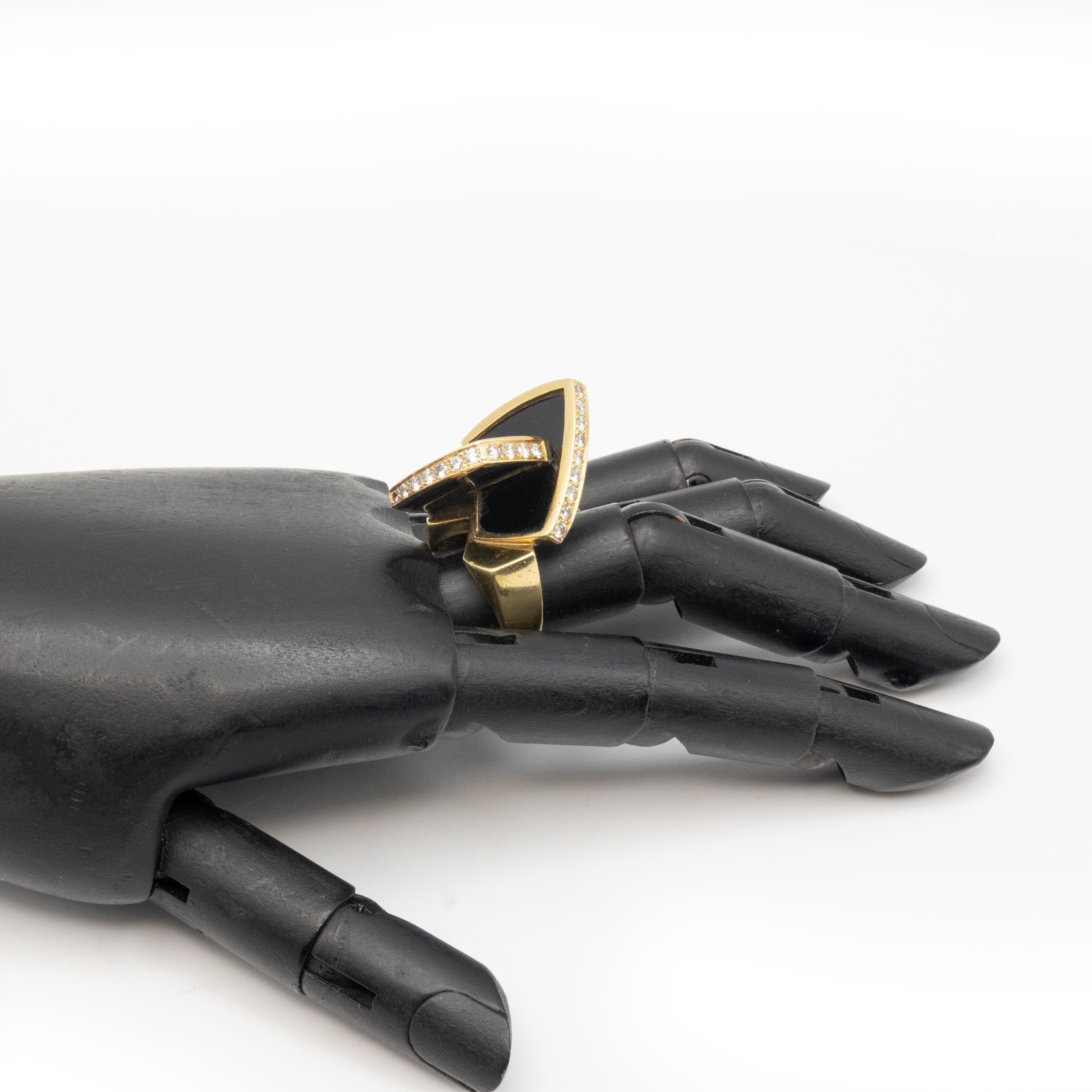 Signiert La Triomphe 18K Gelbgold Diamant Onyx-Cocktail-Ring mit 28 runden Diamanten im Brillantschliff ca. 1,2 Karat in G-H Farbe VS-SI Klarheit mit skulpturalen Design gesetzt

Ring Größe: US 6

Ungefähres Gewicht: 18,8 Gramm

Ungefähre Maße:
Ring