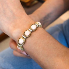 LA TRIOMPHE 1970 Modernistisches Armband aus 14 Karat Gold mit 53,38 Gesamtkaratgewicht in Diamanten und Korallen