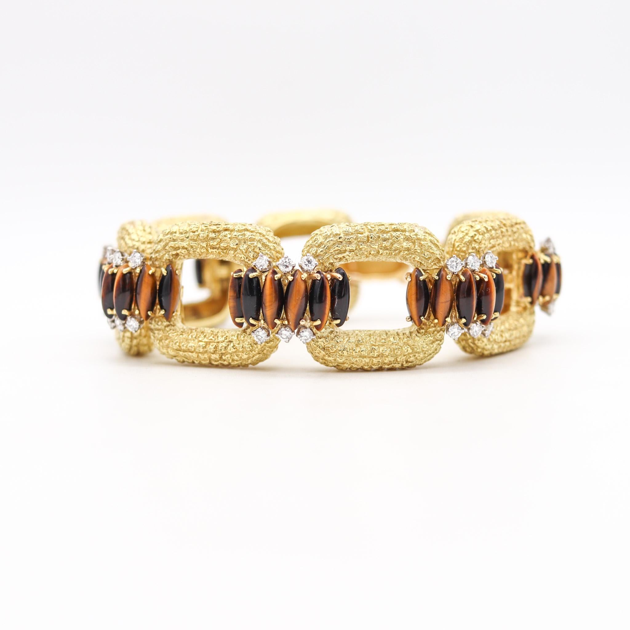 An statement bracelet designed by La Triomphe.

Fantastic retro modernist bracelet, created in Astoria New York by La Triomphe, back in the early 1970. This stunning piece was carefully crafted in solid rich yellow gold of 18 karats with textured