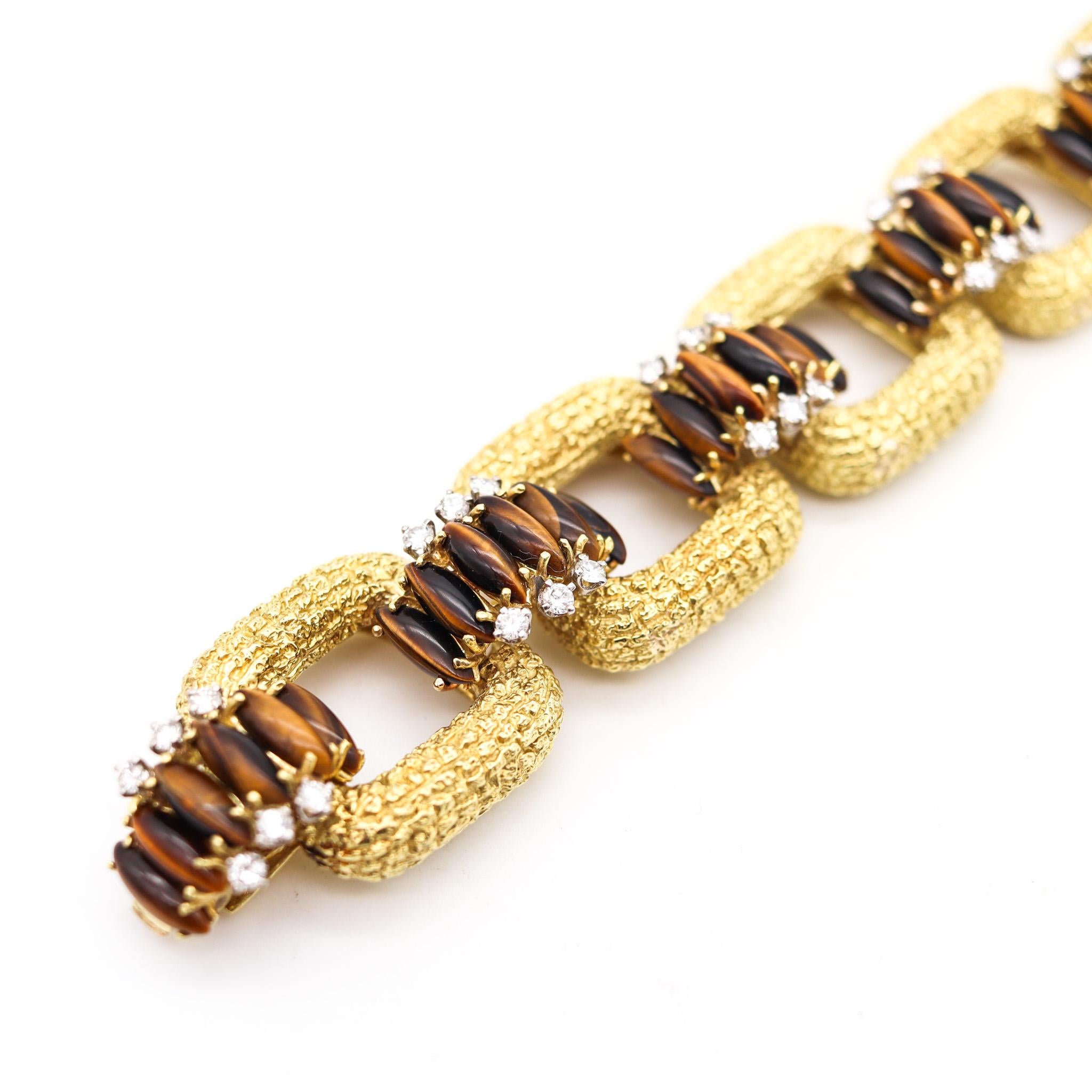 La Triomphe 1970 Modernist Bracelet 18Kt Gold  39.48 Ctw Diamonds And Tiger Eye In Excellent Condition For Sale In Miami, FL