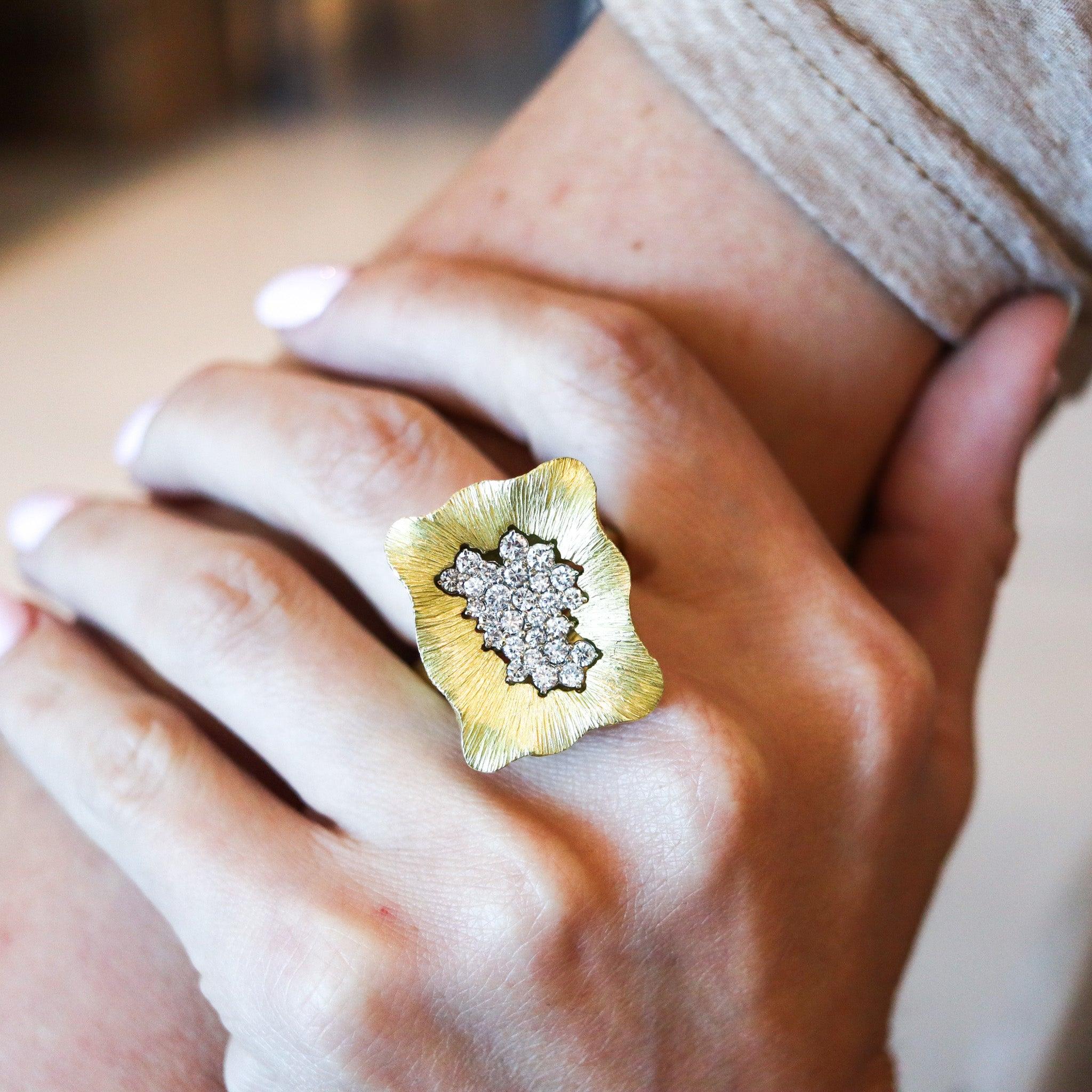 Un anillo de cóctel escultural diseñado por La Triomphe.

Se trata de un precioso anillo de cóctel, creado en Astoria, Nueva York, por los joyeros de La Triomphe, allá por 1970. El escultural anillo se elaboró magistralmente en oro amarillo macizo