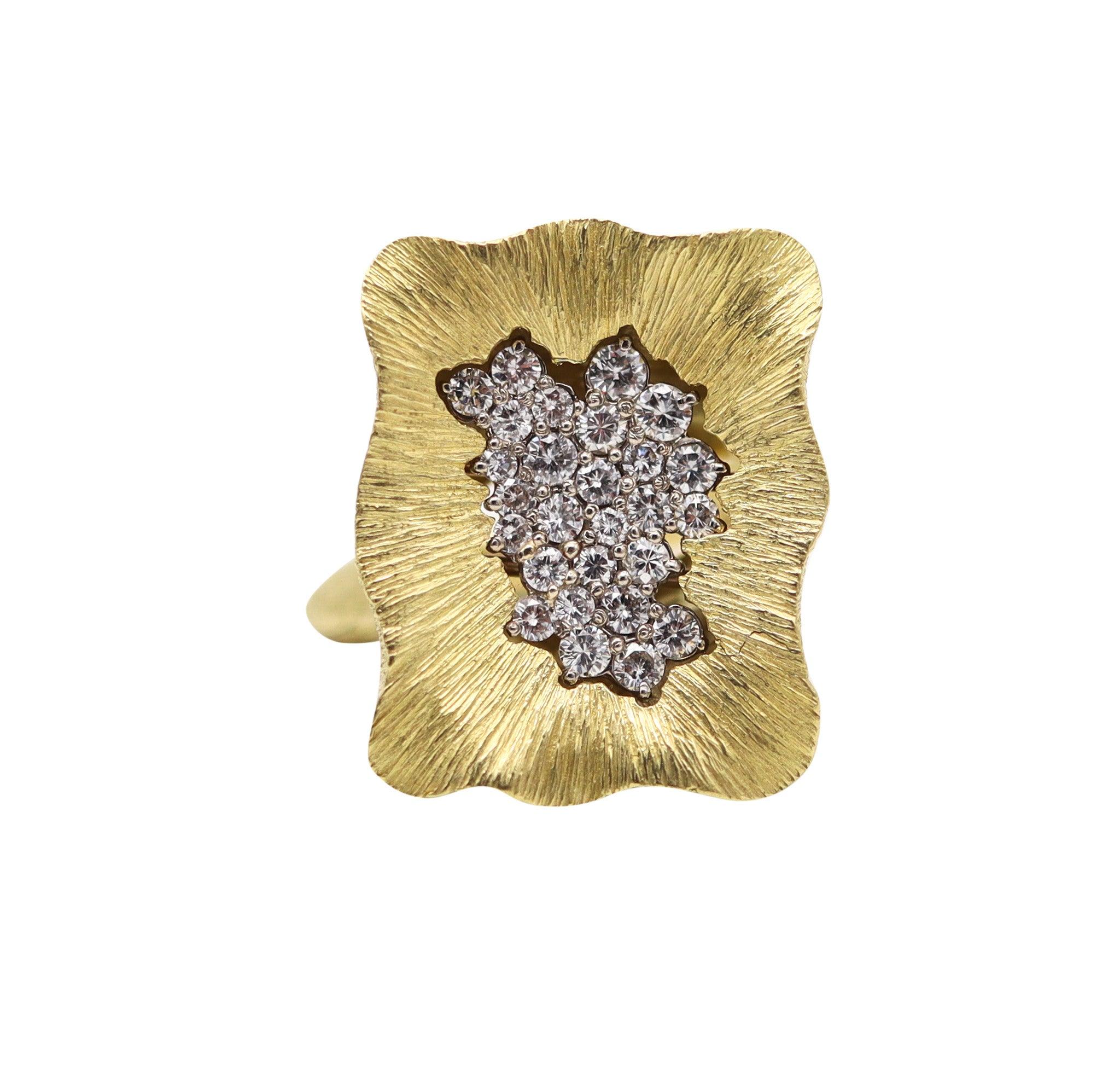 LA TRIOMPHE 1970 Anillo de cóctel escultural de oro de 18 quilates con diamantes de 1,78 quilates Modernista en venta