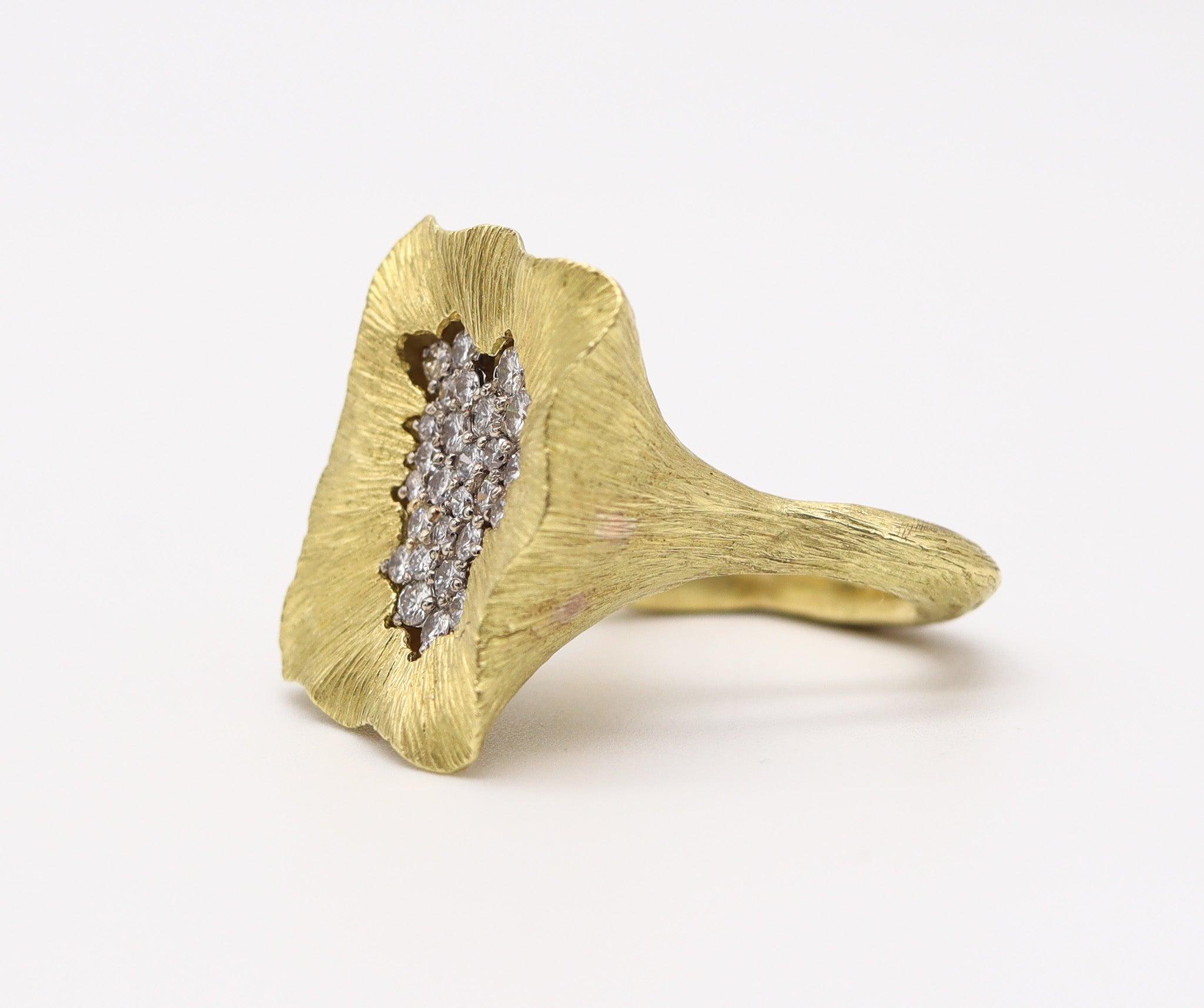 LA TRIOMPHE 1970 Anillo de cóctel escultural de oro de 18 quilates con diamantes de 1,78 quilates Corte brillante en venta