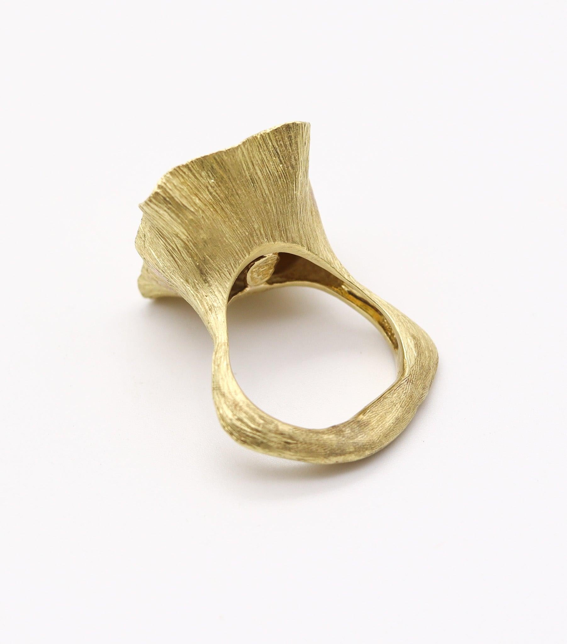 LA TRIOMPHE 1970 Anillo de cóctel escultural de oro de 18 quilates con diamantes de 1,78 quilates en Excelente estado para la venta en Miami, FL