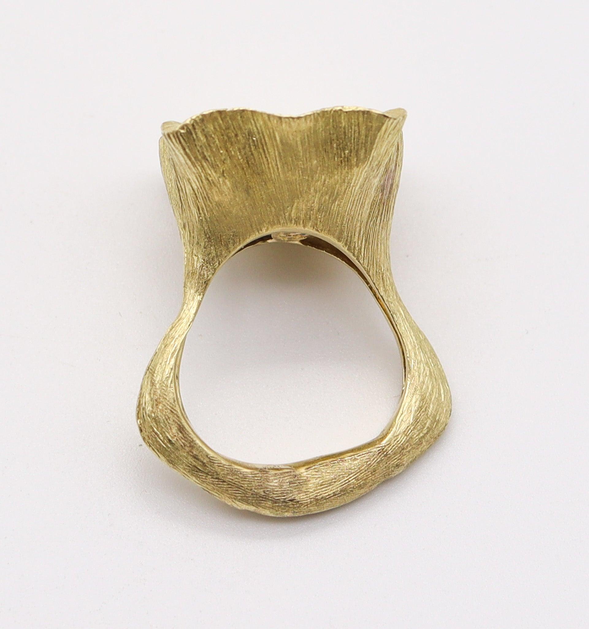 De las mujeres LA TRIOMPHE 1970 Anillo de cóctel escultural de oro de 18 quilates con diamantes de 1,78 quilates en venta