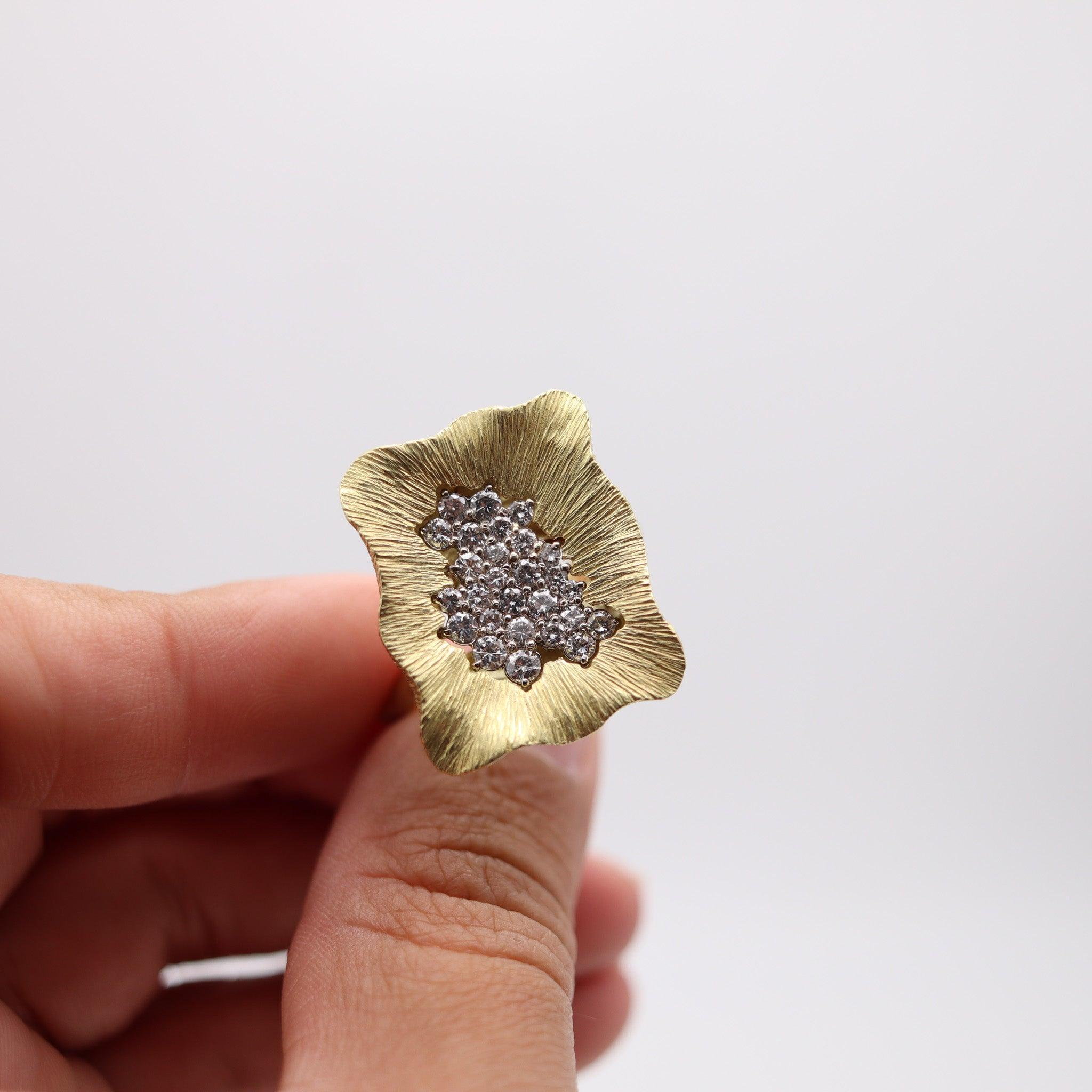 LA TRIOMPHE 1970 Anillo de cóctel escultural de oro de 18 quilates con diamantes de 1,78 quilates en venta 1