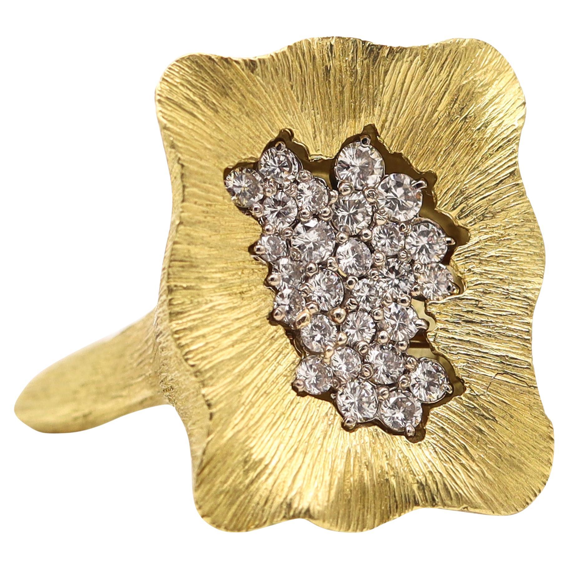 LA TRIOMPHE 1970 Anillo de cóctel escultural de oro de 18 quilates con diamantes de 1,78 quilates en venta