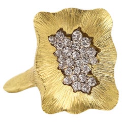 LA TRIOMPHE 1970 Anillo de cóctel escultural de oro de 18 quilates con diamantes de 1,78 quilates