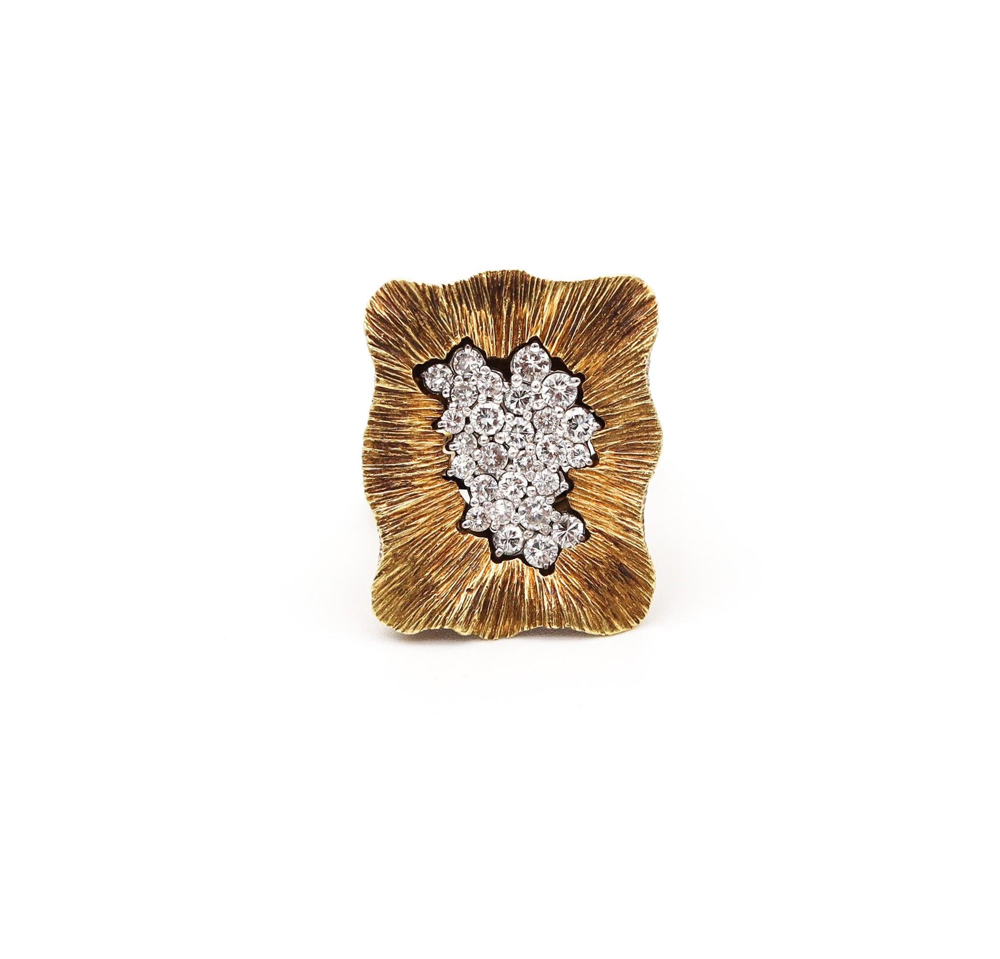 Modernist LA TRIOMPHE 1970 Sculptural Cocktail Ring In 18Kt Yellow Gold With VS Diamonds For Sale