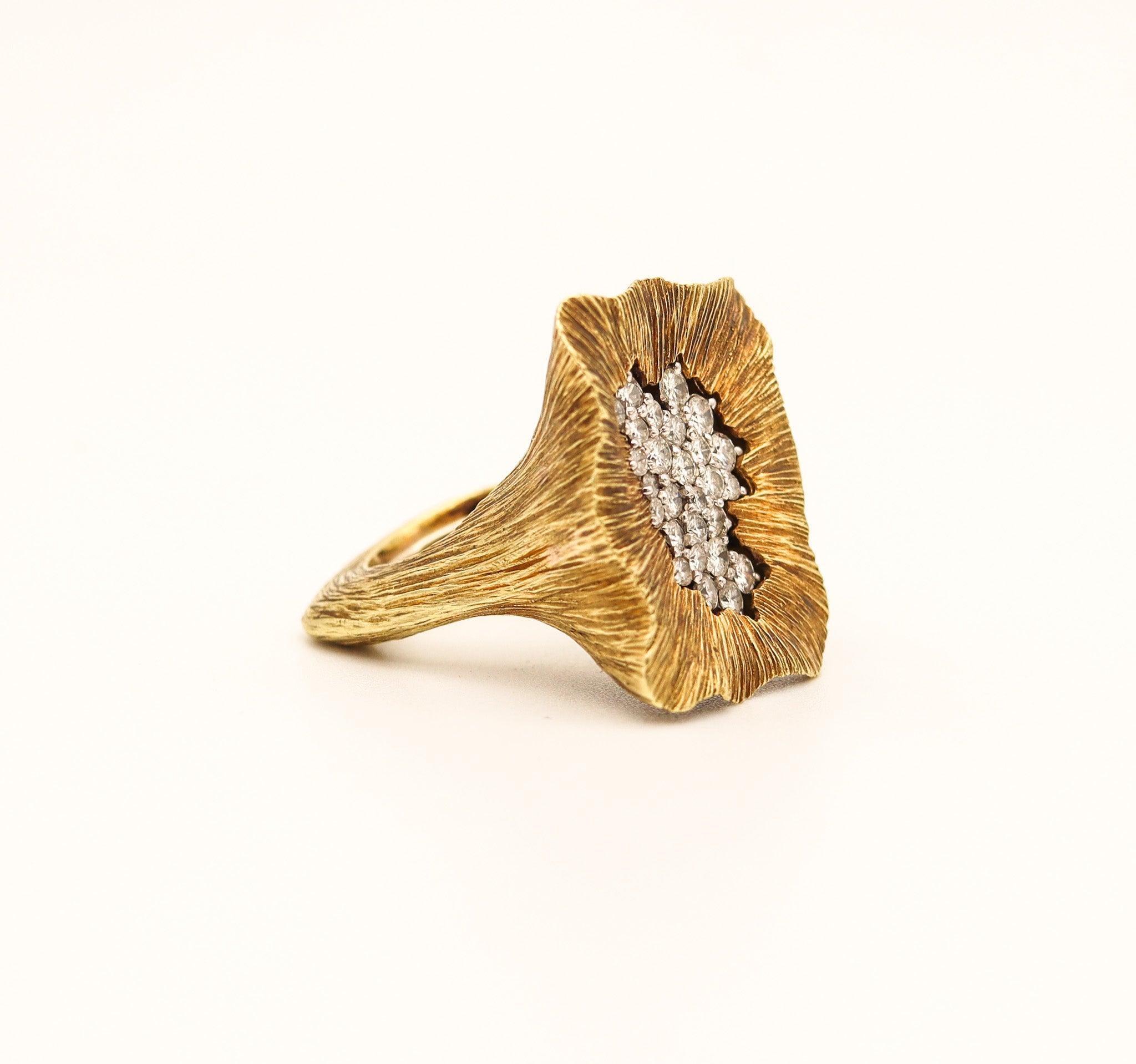 Brilliant Cut LA TRIOMPHE 1970 Sculptural Cocktail Ring In 18Kt Yellow Gold With VS Diamonds For Sale