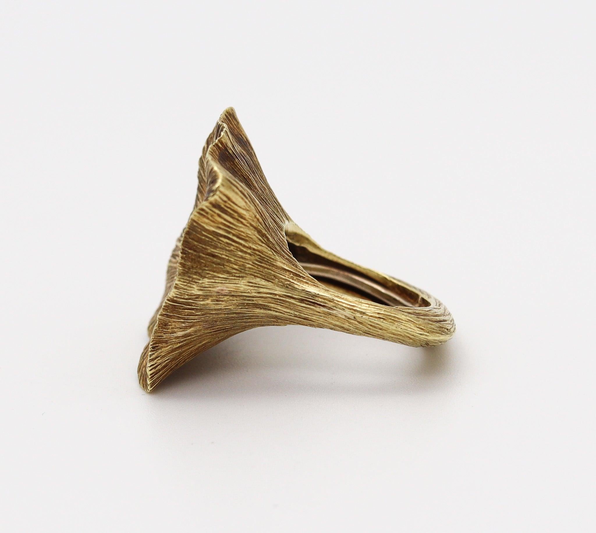 LA TRIOMPHE 1970 Sculptural Cocktail Ring In 18Kt Yellow Gold With VS Diamonds In Excellent Condition For Sale In Miami, FL