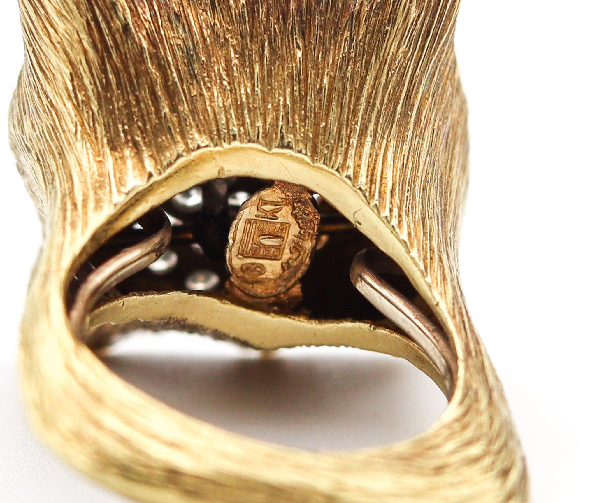 LA TRIOMPHE 1970 Sculptural Cocktail Ring In 18Kt Yellow Gold With VS Diamonds For Sale 1