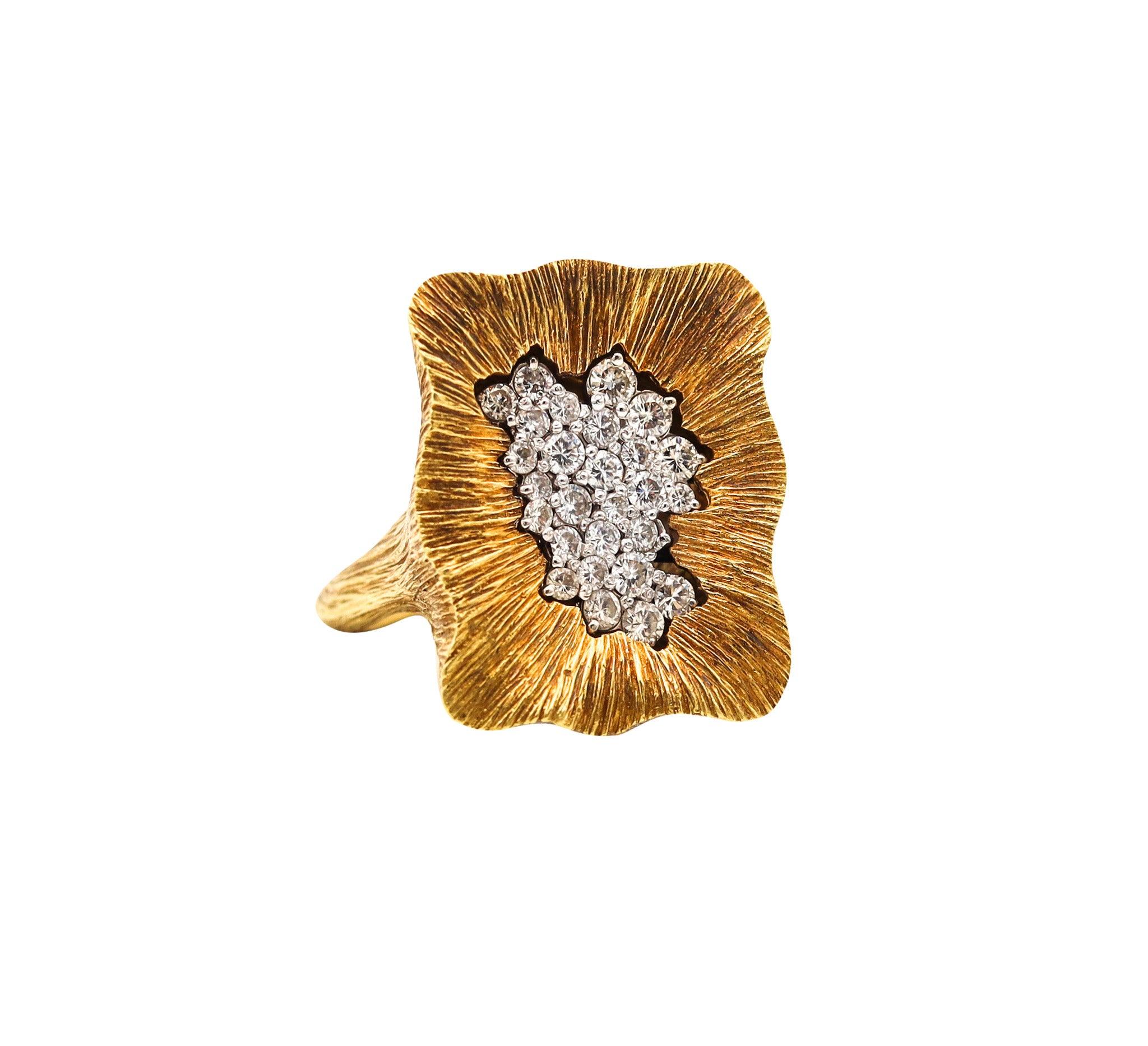 LA TRIOMPHE 1970 Sculptural Cocktail Ring In 18Kt Yellow Gold With VS Diamonds For Sale 3