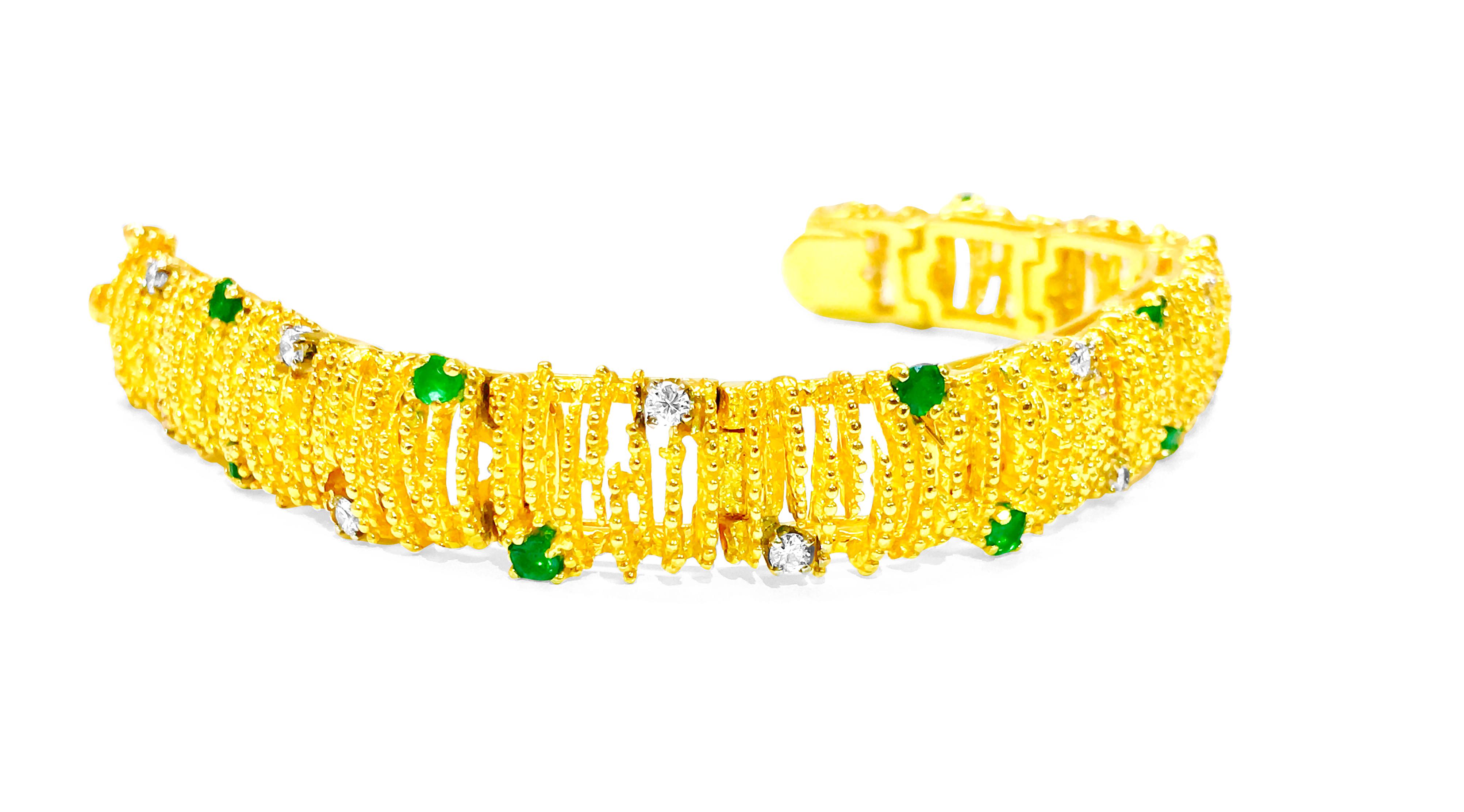 Art Deco La Triomphe 2.00 Carat Emerald Diamond Yellow Gold Bracelet For Sale