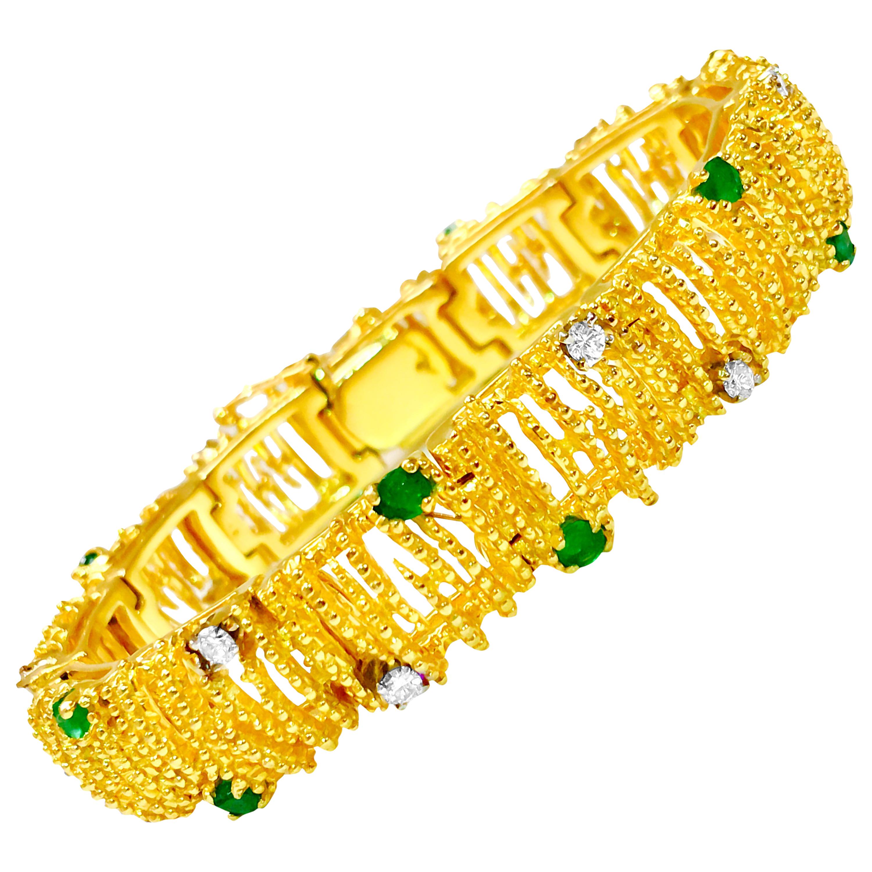 La Triomphe 2.00 Carat Emerald Diamond Yellow Gold Bracelet For Sale