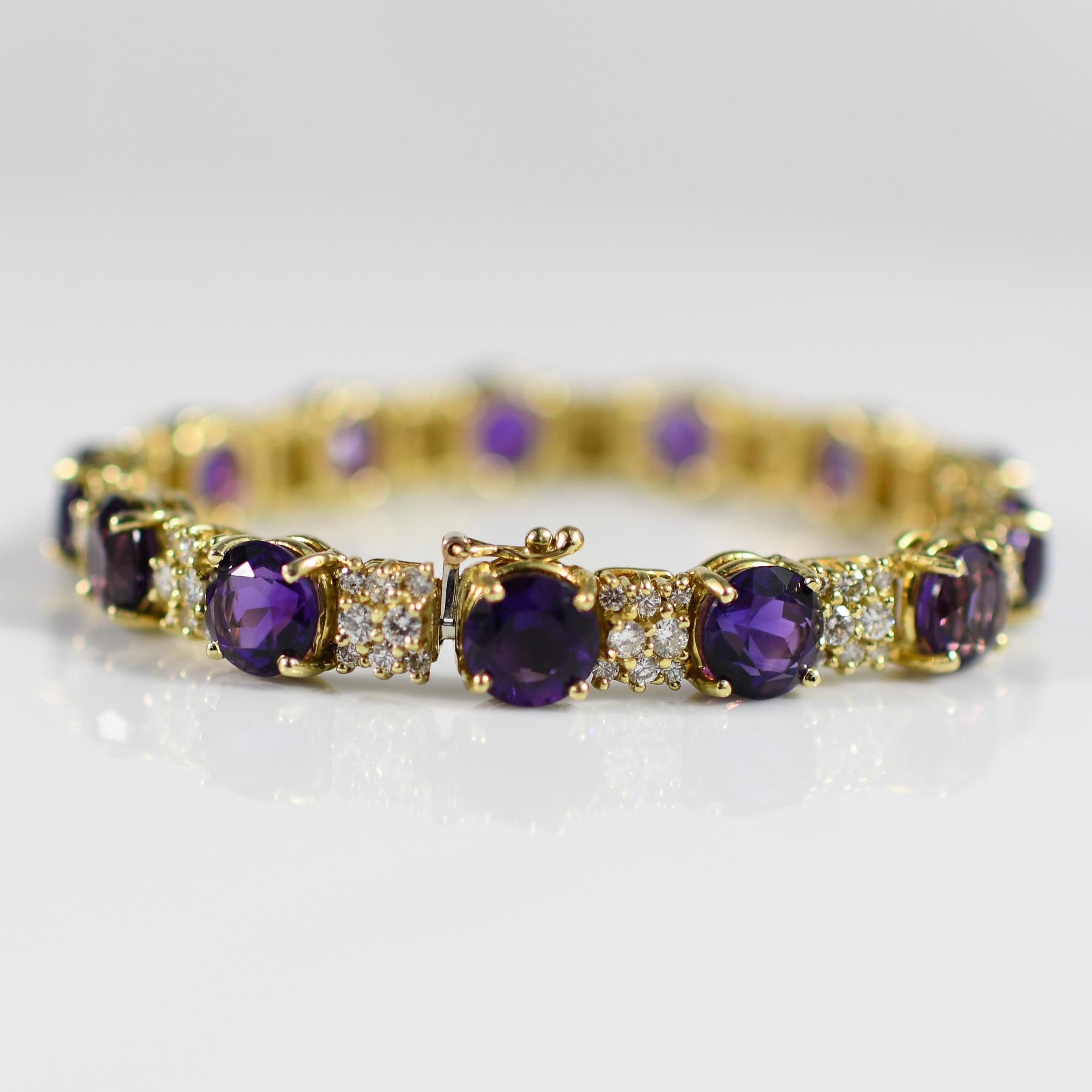 Das aus luxuriösem 18-karätigem Gold gefertigte Gliederarmband La Triomphe mit feinem Amethyst und Diamanten verbindet Eleganz mit zeitloser Schönheit. Jedes Glied ist mit einem satten, violetten Amethyst-Edelstein besetzt, der von schimmernden