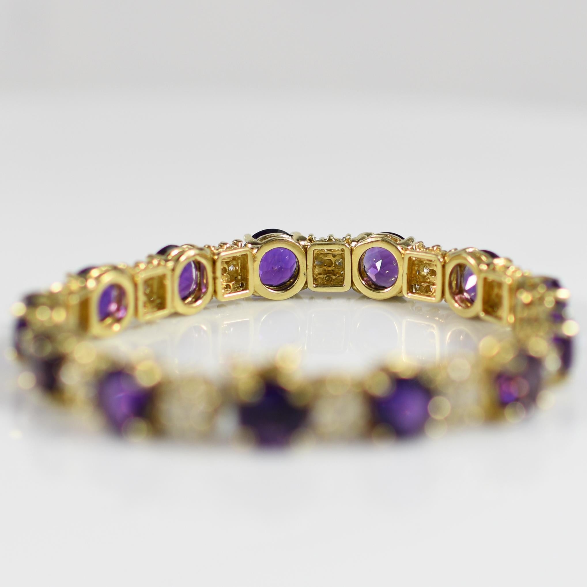La Triomphe Gliederarmband aus 18 Karat Gold mit feinem Amethyst und Diamanten (Rundschliff)