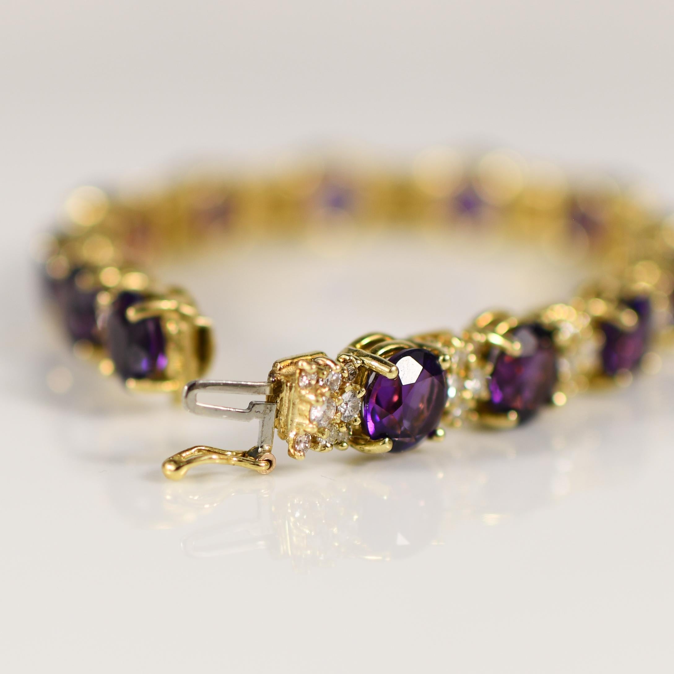 La Triomphe Gliederarmband aus 18 Karat Gold mit feinem Amethyst und Diamanten im Zustand „Hervorragend“ in Addison, TX