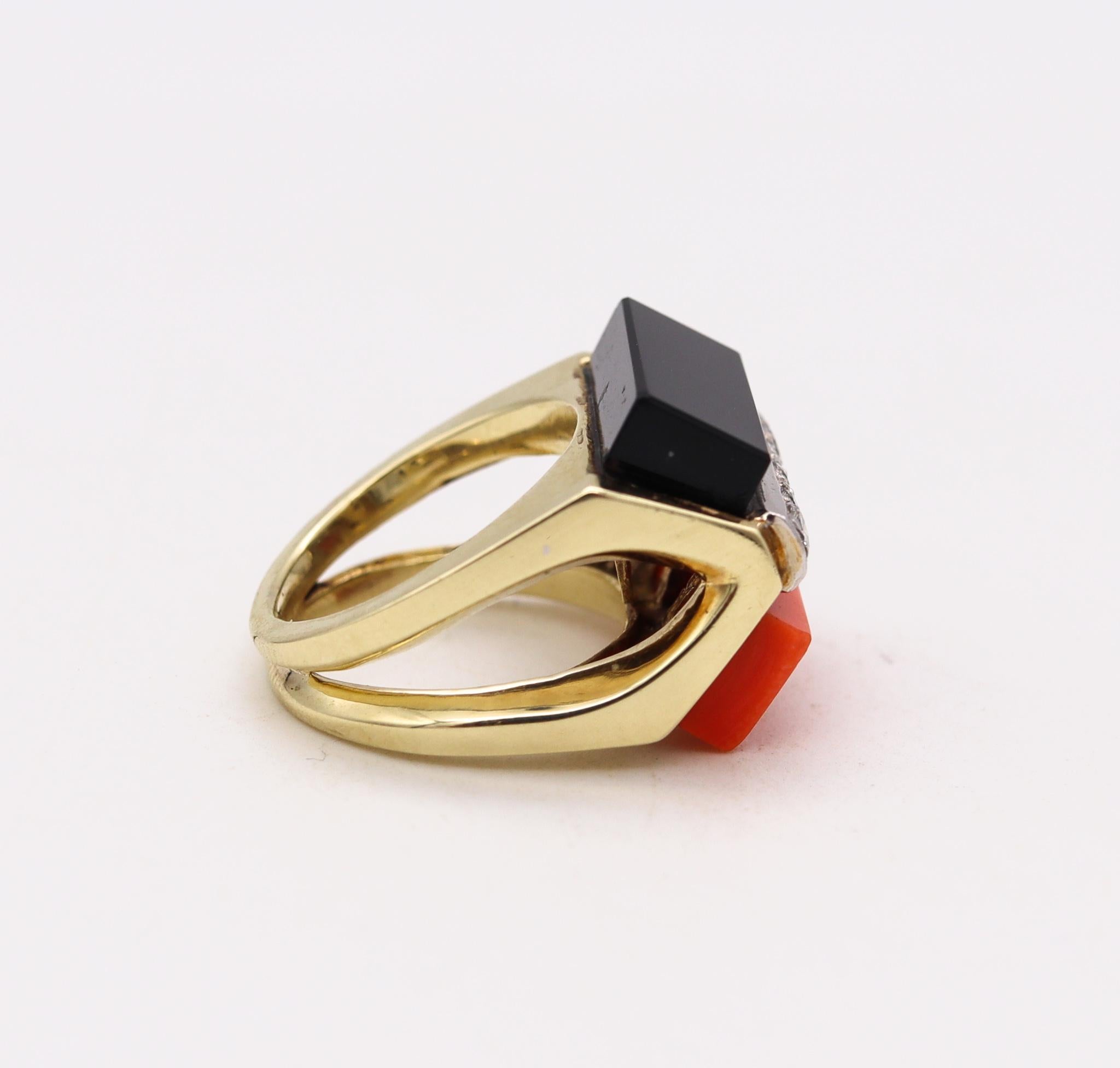 La Triomphe Geometric Cocktail Ring in 18Kt Gold with Diamonds Coral Onyx In Excellent Condition For Sale In Miami, FL